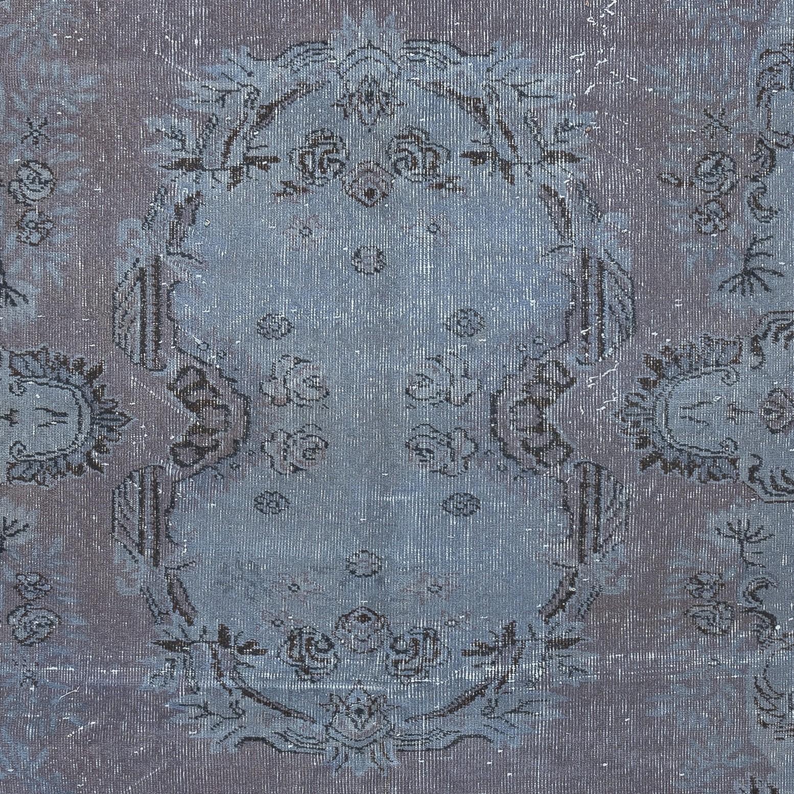 Annodato a mano Tappeto vintage turco 5.6x9.4 Ft tinto in blu per interni moderni in vendita