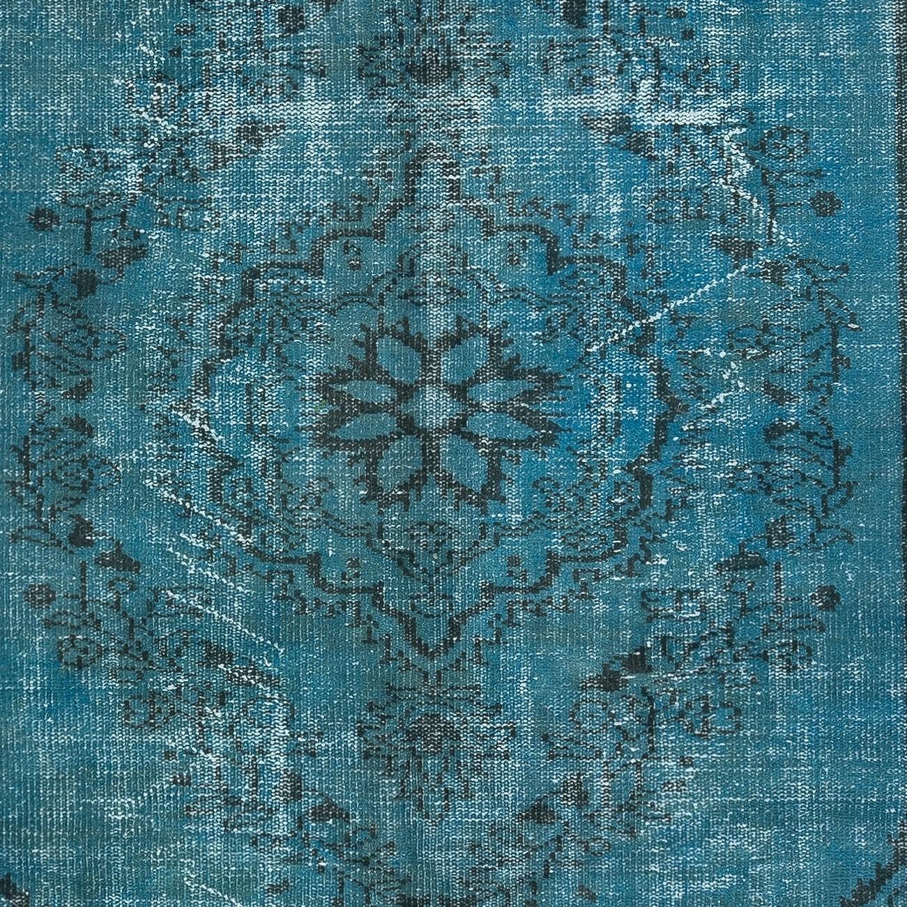 Annodato a mano Tappeto vintage turco 5.6x9.4 Ft tinto in blu per interni moderni in vendita
