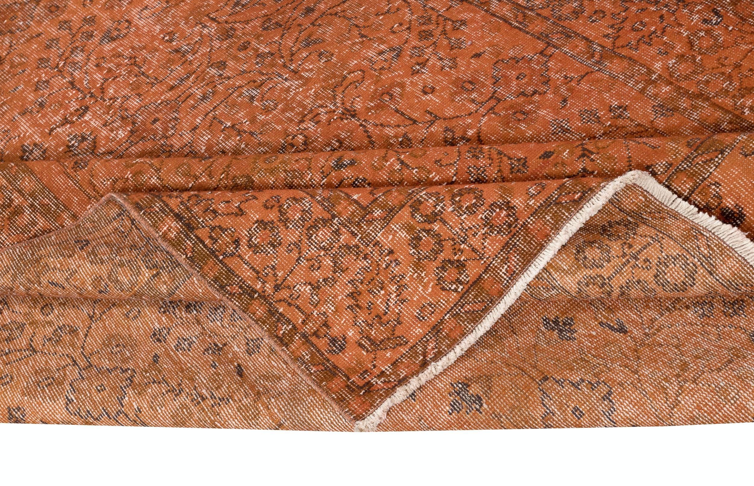 Moderno Tappeto vintage turco 5.6x9.4 Ft tinto in arancione per interni moderni in vendita