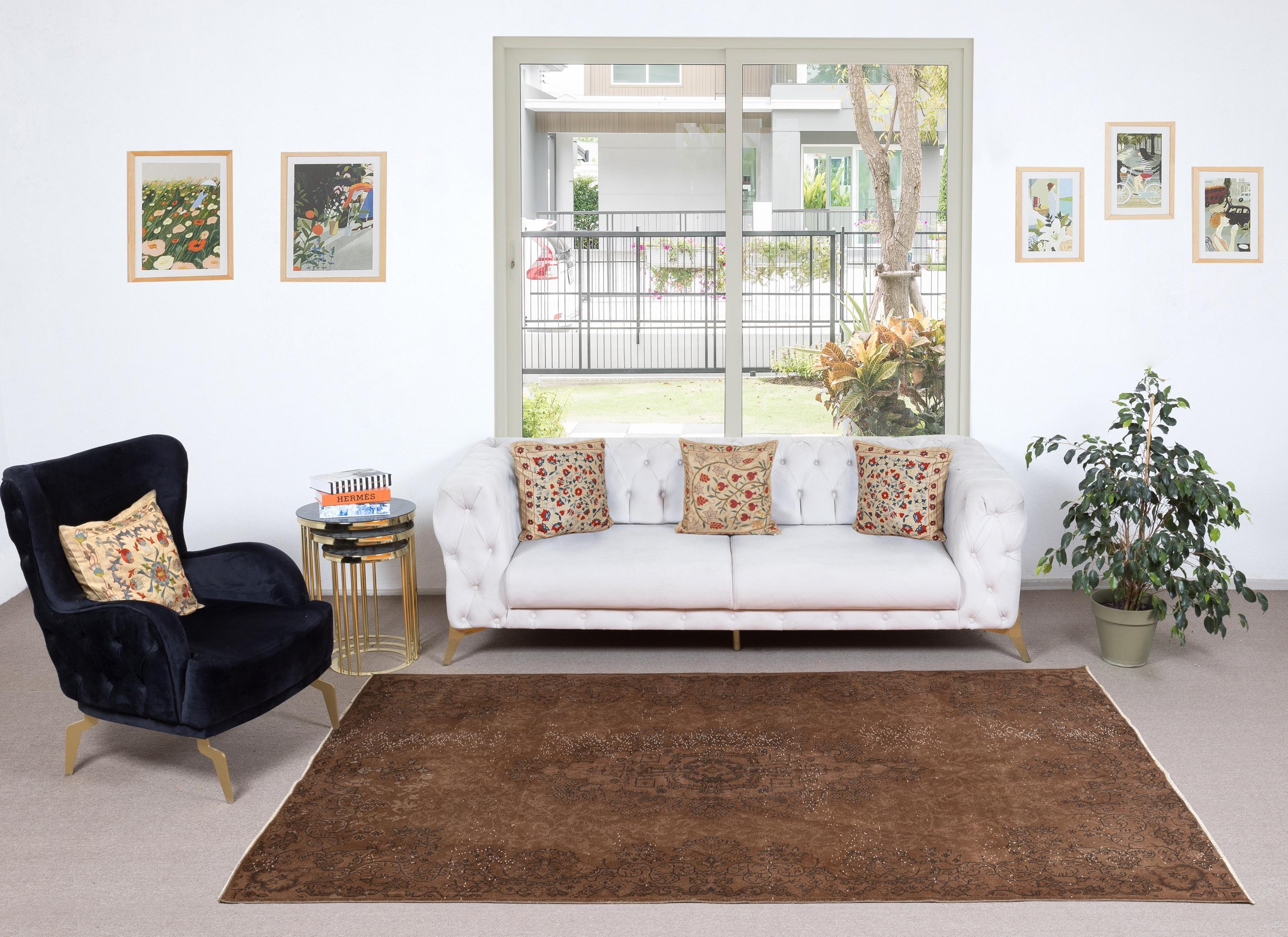 I nostri tappeti sovratinti sono tutti tappeti turchi vintage annodati a mano, accuratamente restaurati e reimmaginati nel nostro laboratorio per adattarsi a un'ampia gamma di stili di arredamento, da quello moderno e minimalista a quello costiero,