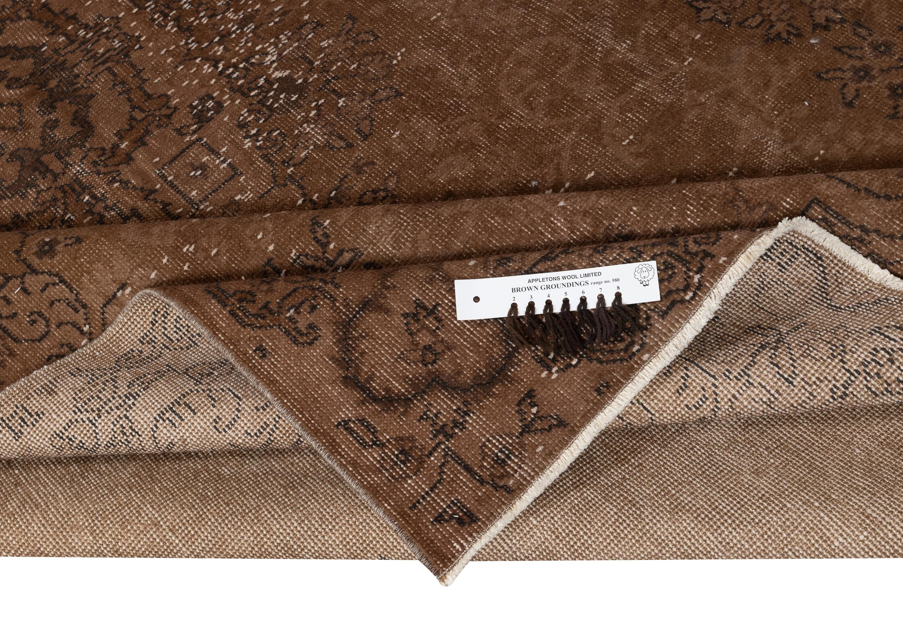 Moderno Tappeto turco 5.6x9.5 Ft fatto a mano. Tappeto marrone sovratinto vintage per una casa moderna in vendita