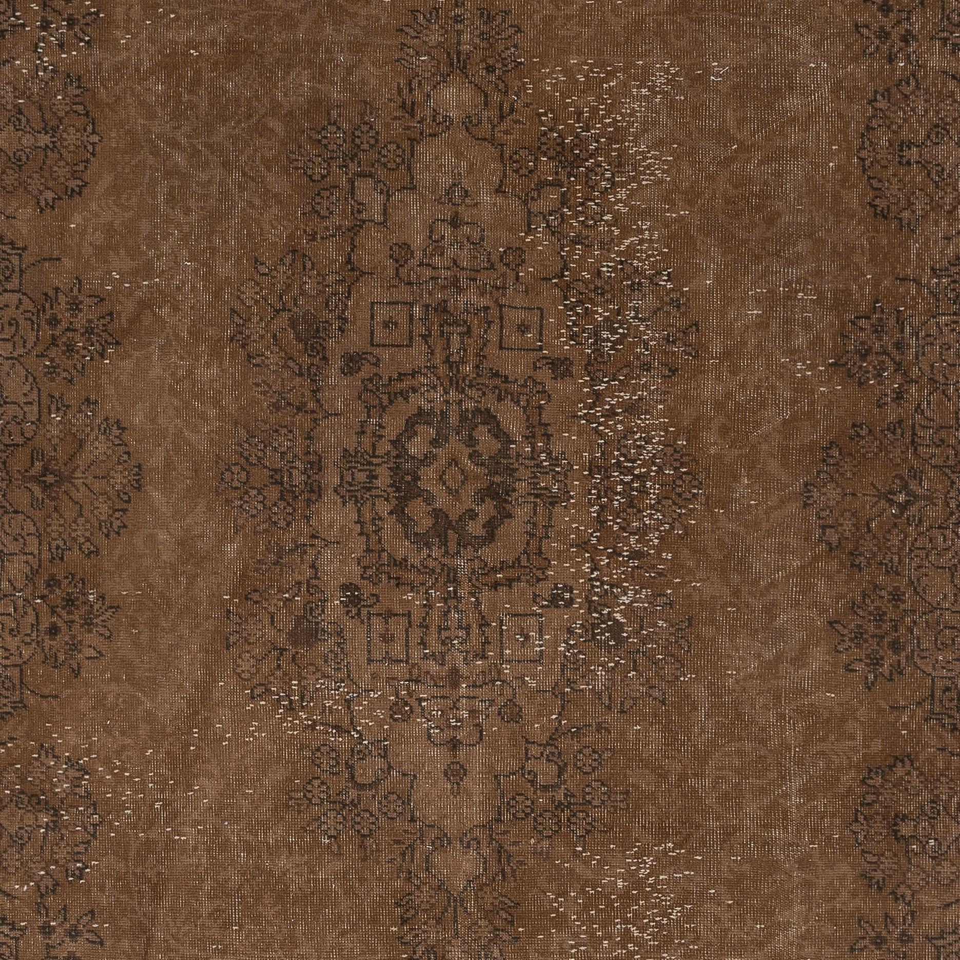 Turco Tappeto turco 5.6x9.5 Ft fatto a mano. Tappeto marrone sovratinto vintage per una casa moderna in vendita