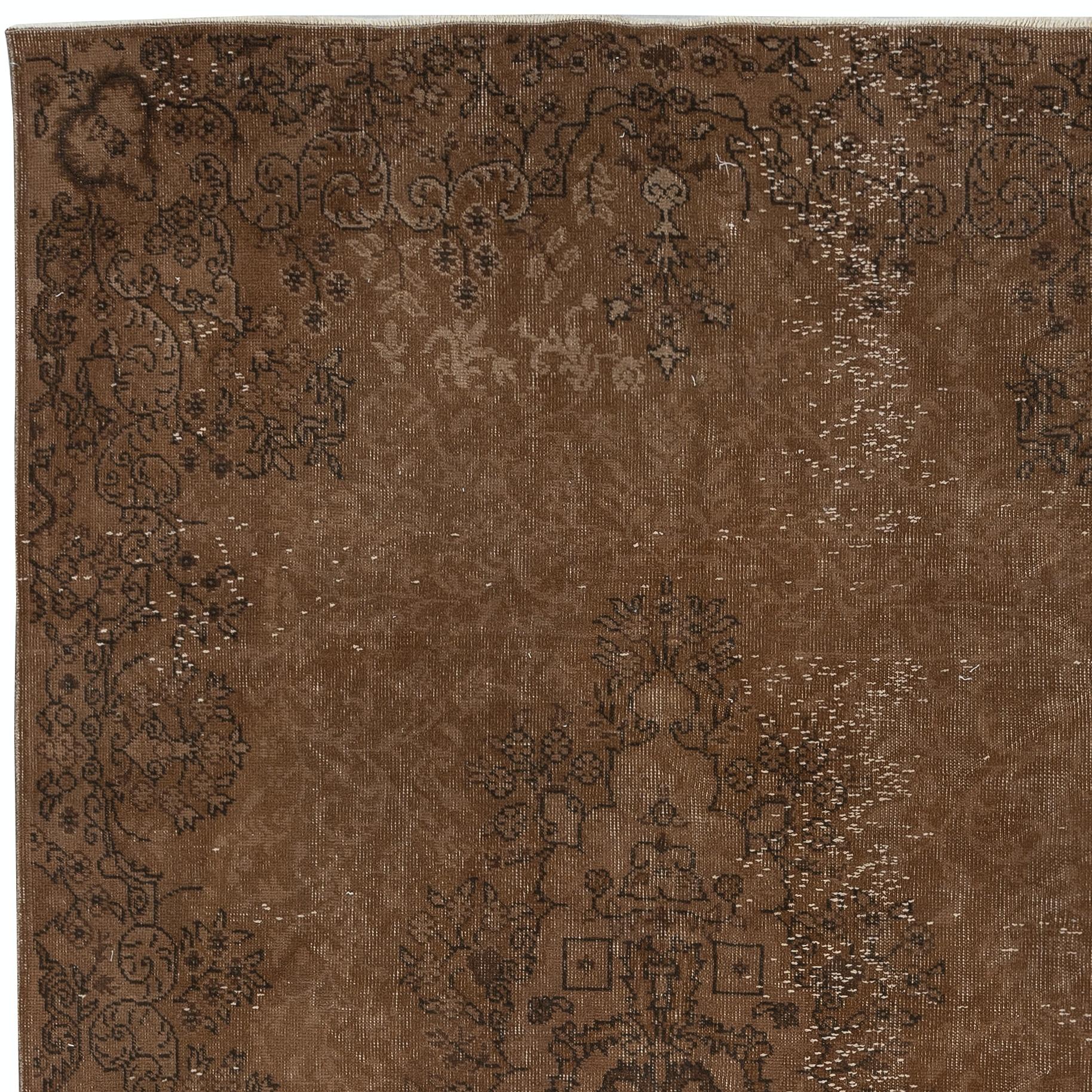 Annodato a mano Tappeto turco 5.6x9.5 Ft fatto a mano. Tappeto marrone sovratinto vintage per una casa moderna in vendita