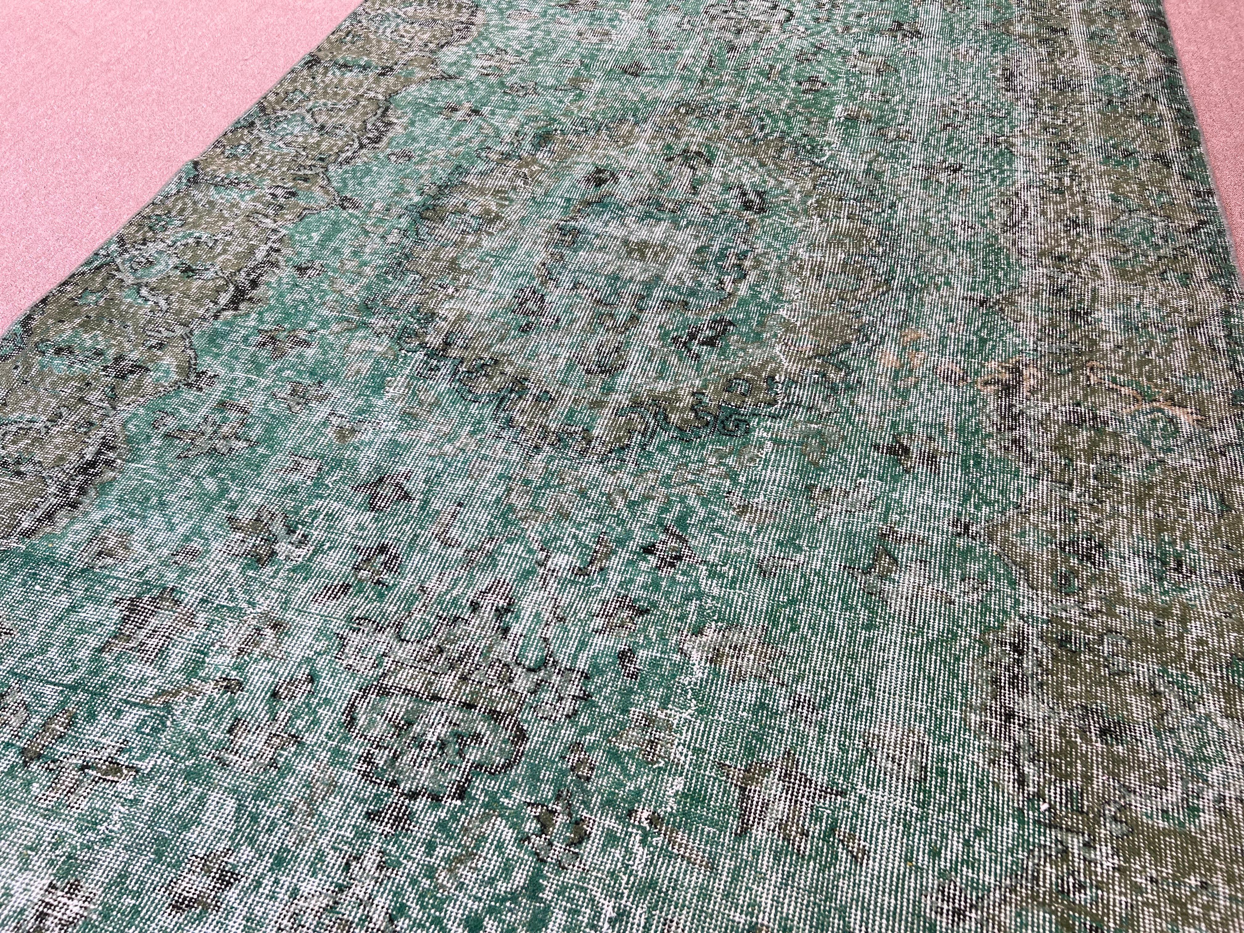 5.6x9,5 Ft Handgefertigter türkischer Vintage-Teppich in Grün, überzogen, für moderne Inneneinrichtung (20. Jahrhundert) im Angebot