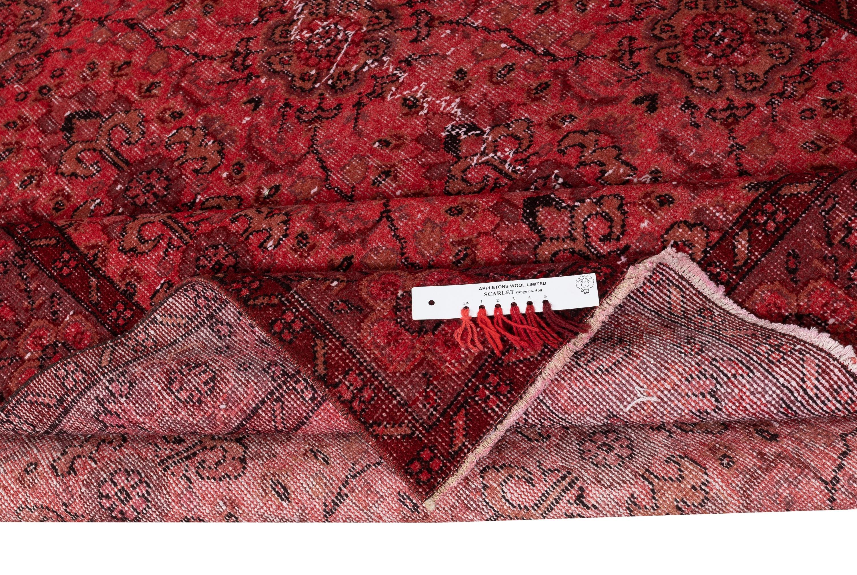 Moderno Tappeto 5.6x9.5 Ft in lana tinta di rosso. Tappeto turco vintage fatto a mano per la camera da letto in vendita