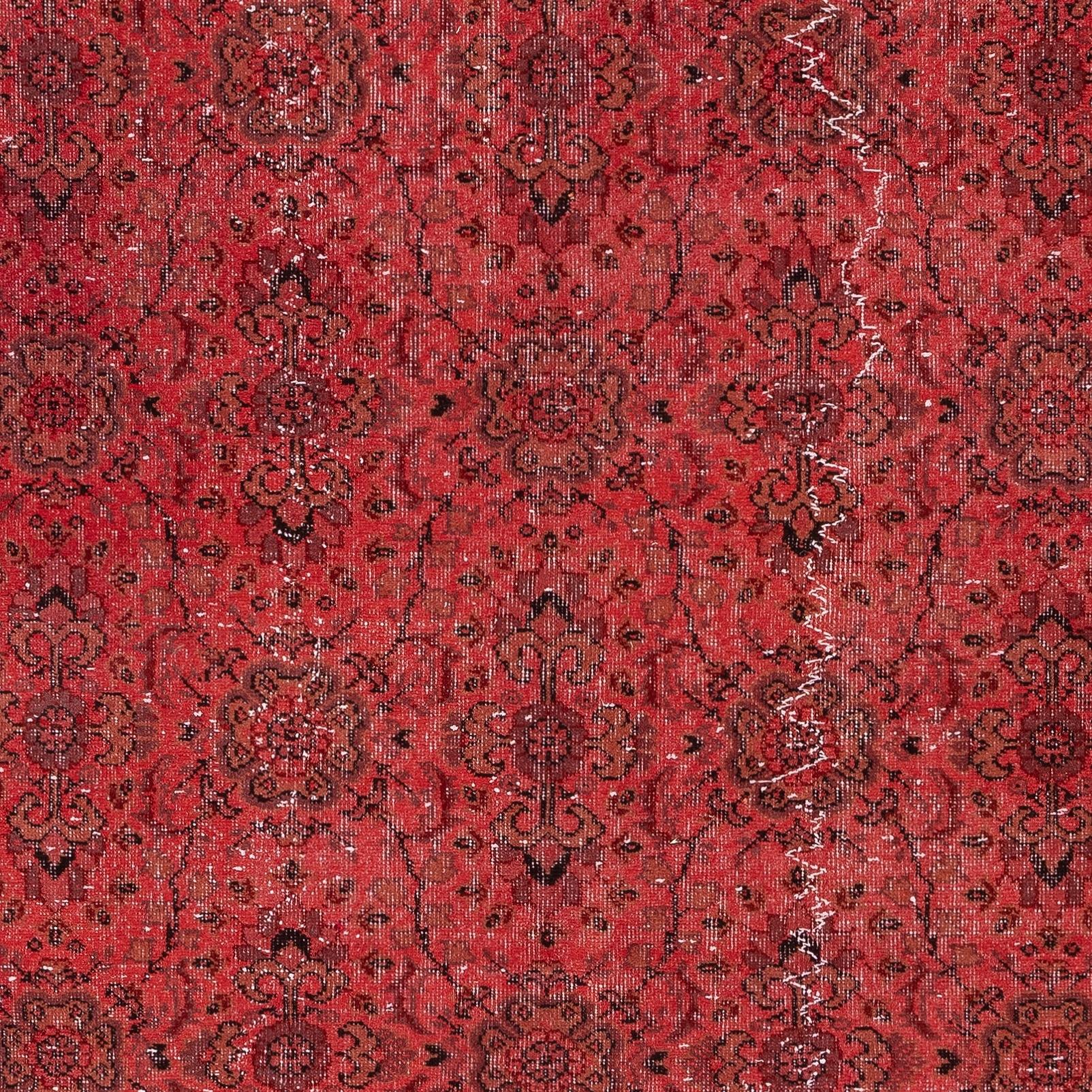 Turco Tappeto 5.6x9.5 Ft in lana tinta di rosso. Tappeto turco vintage fatto a mano per la camera da letto in vendita