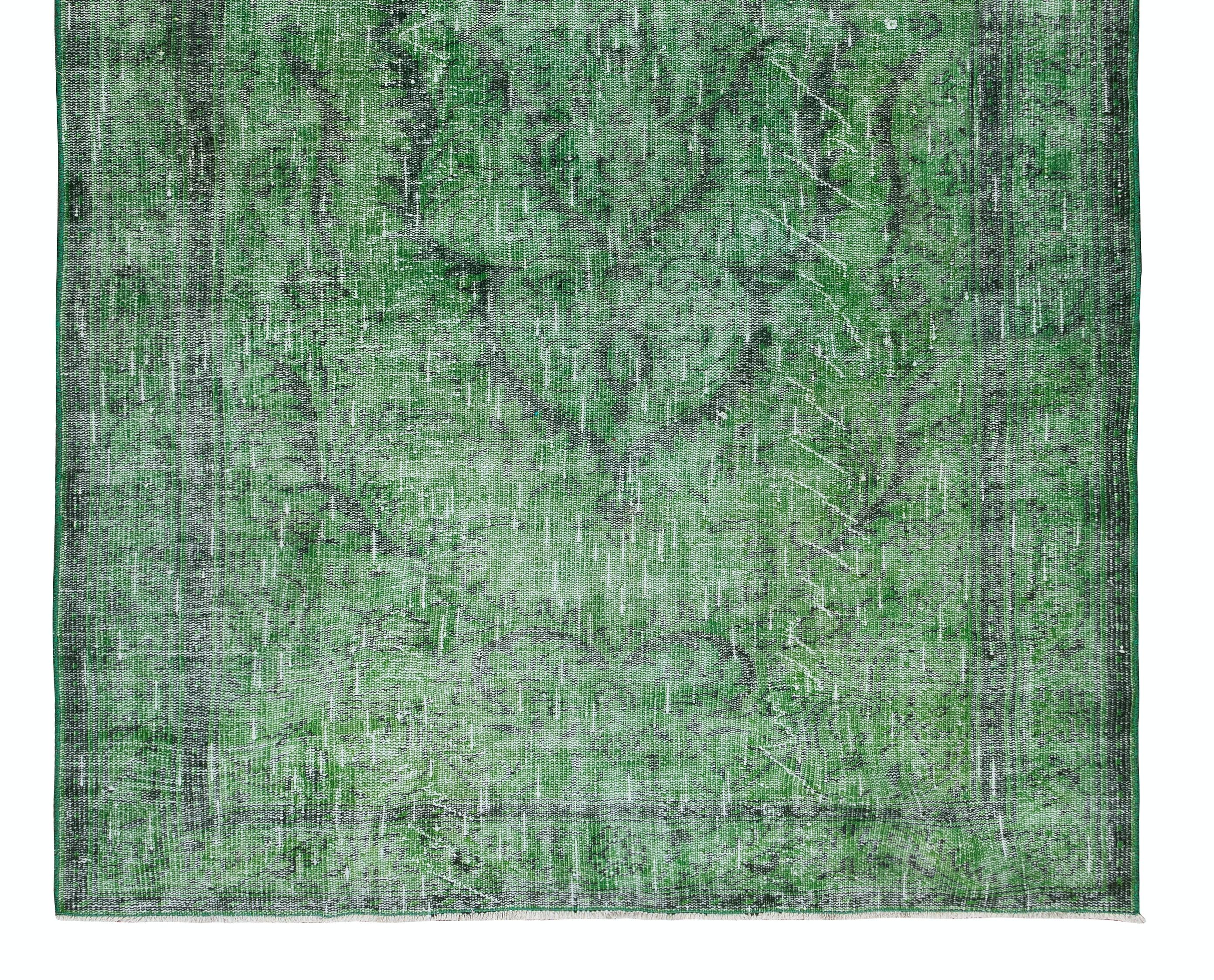 I nostri tappeti sovratinti sono tutti pezzi vintage annodati a mano e ricreati nel nostro laboratorio per soddisfare una più ampia gamma di scelte di arredamento, dal moderno al costiero, dall'industriale al rustico/cottage. Questi tappeti,