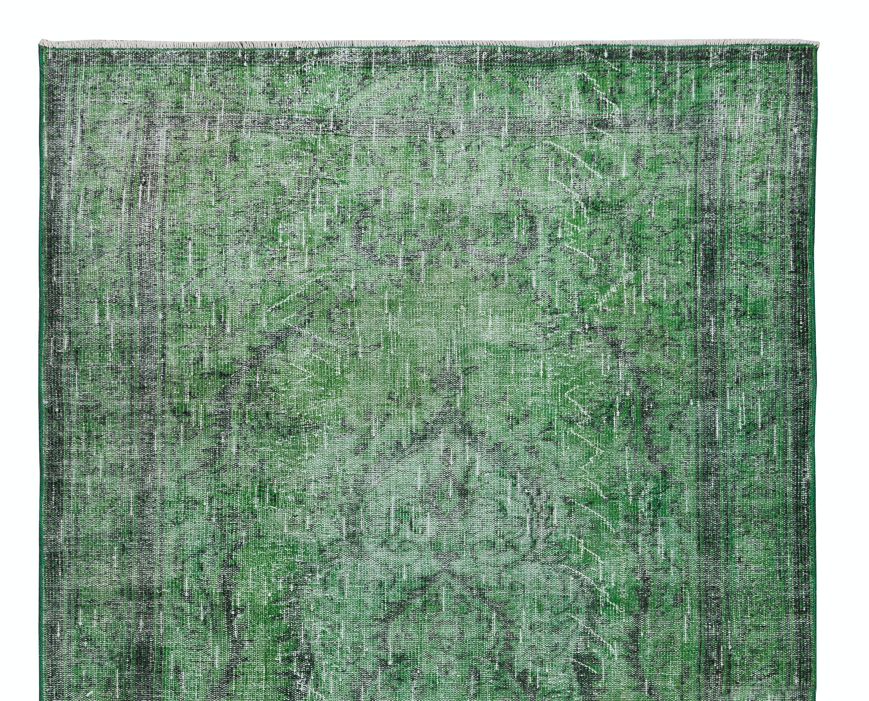 Moderno Tappeto Vintage Distressed 5.6x9.6 Ft fatto a mano tinto di verde per interni moderni in vendita