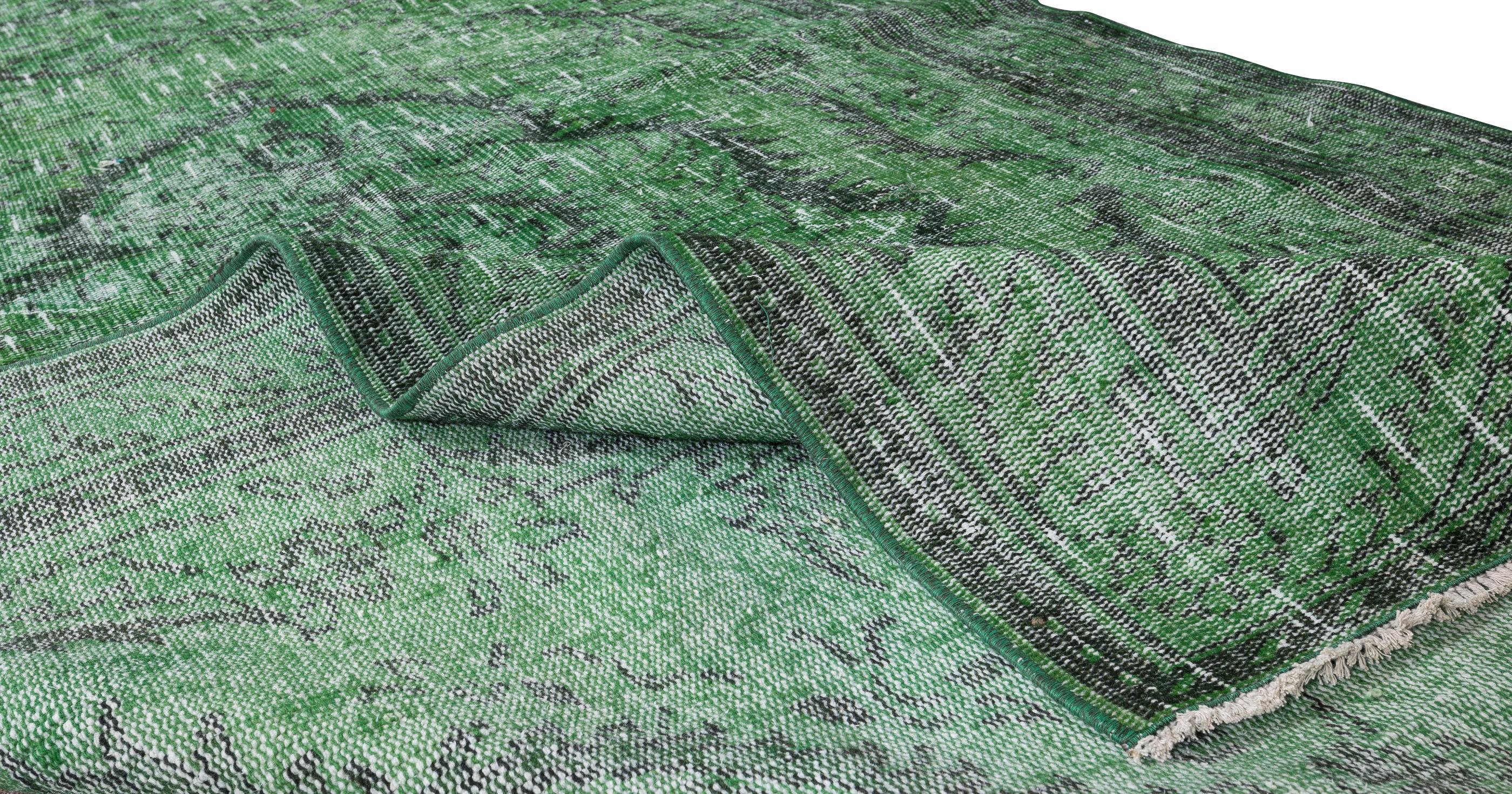 Turco Tappeto Vintage Distressed 5.6x9.6 Ft fatto a mano tinto di verde per interni moderni in vendita