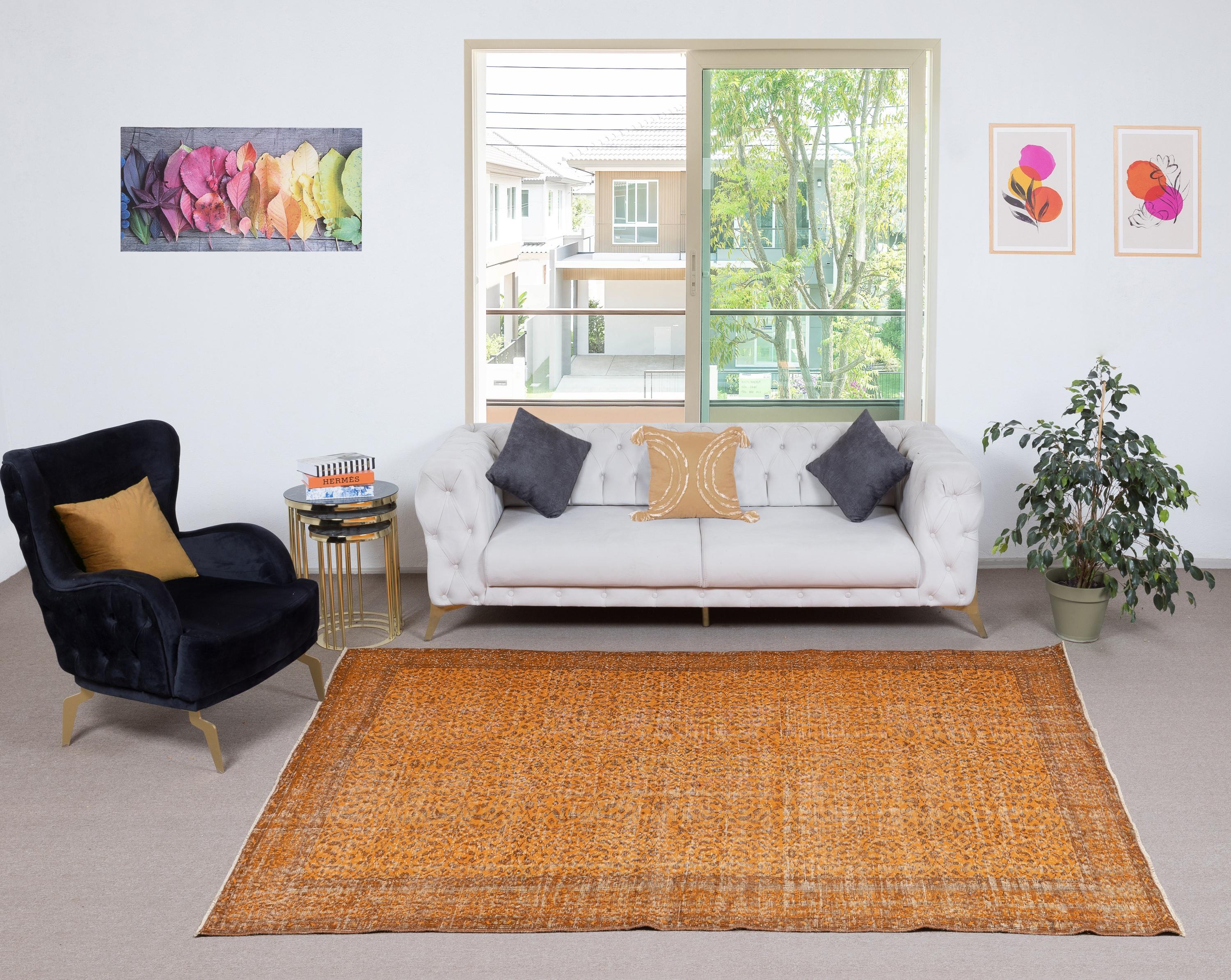 I nostri tappeti sovratinti sono tutti tappeti turchi vintage annodati a mano, accuratamente restaurati e reimmaginati nel nostro laboratorio per adattarsi a un'ampia gamma di stili di arredamento, da quello moderno e minimalista a quello costiero,