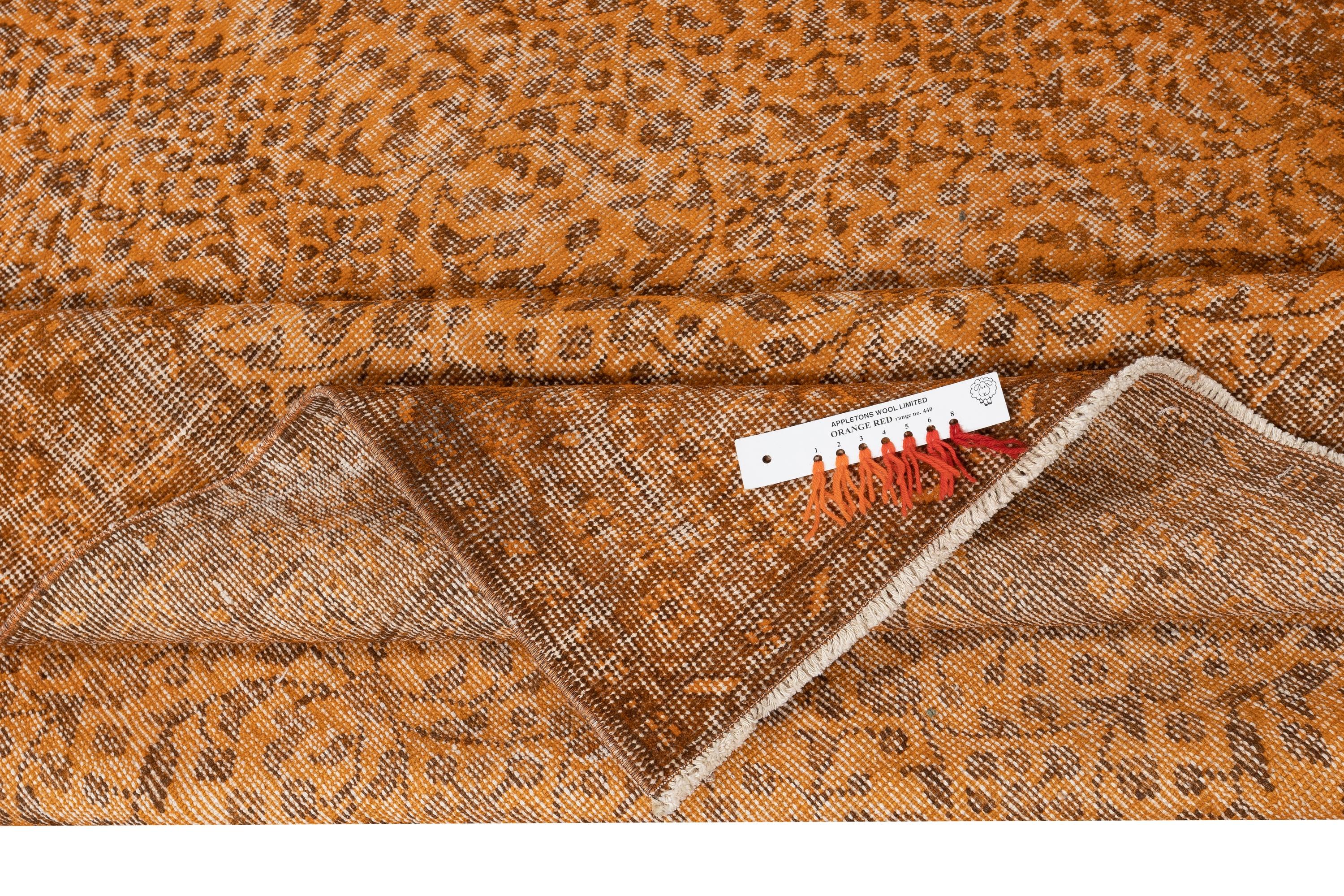 Moderno Tappeto turco vintage fatto a mano 5.6x9.6 Ft tinto di arancione per interni moderni in vendita