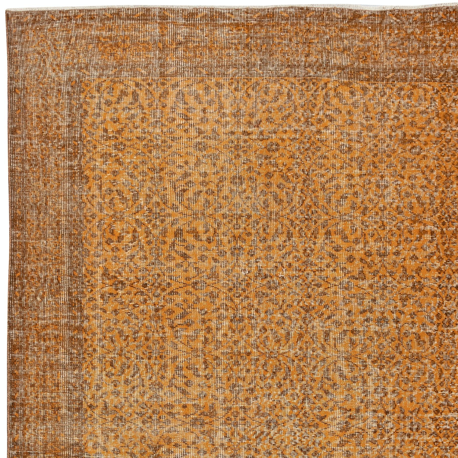 Annodato a mano Tappeto turco vintage fatto a mano 5.6x9.6 Ft tinto di arancione per interni moderni in vendita