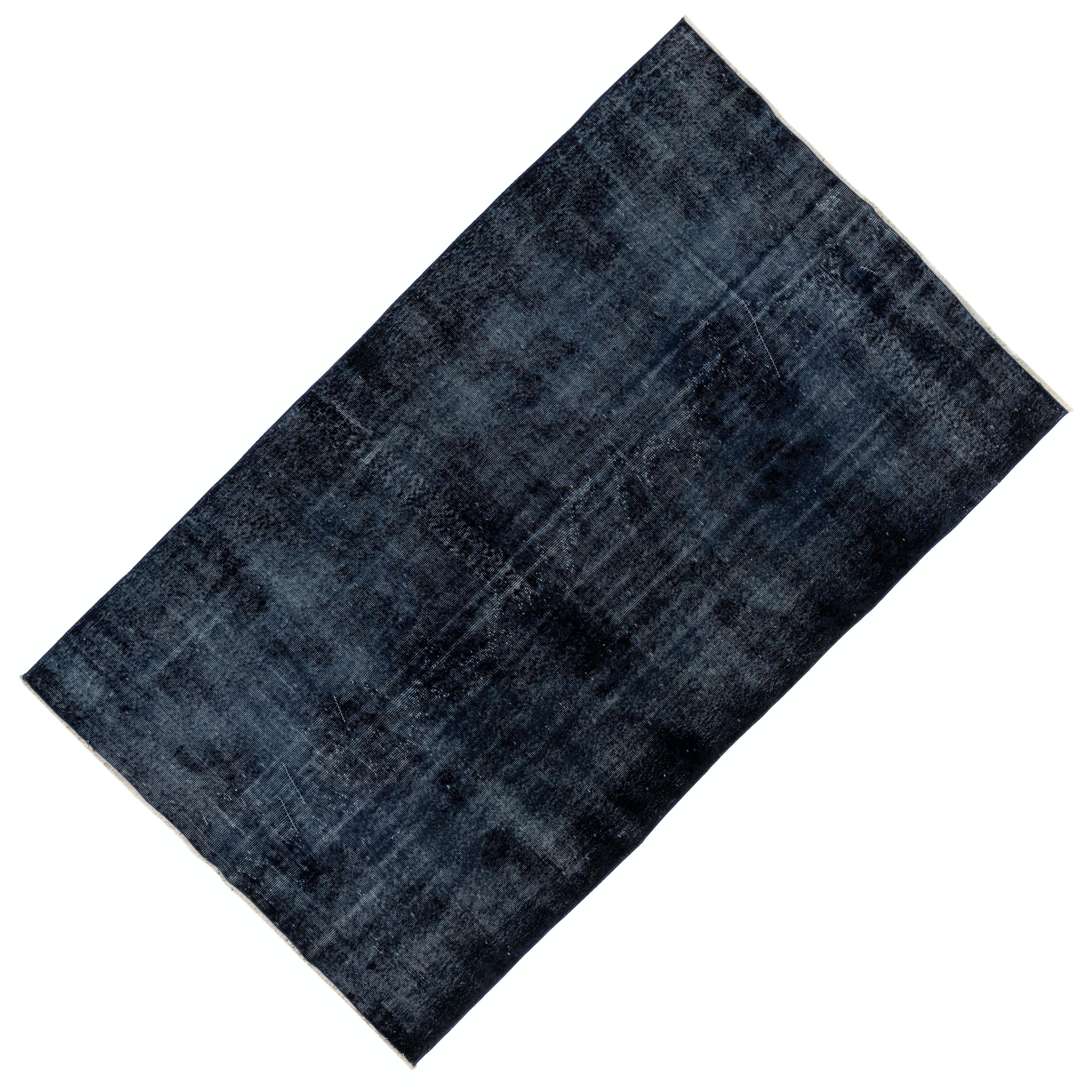 5.6x9.6 Fuß Vintage Handgefertigter Wollteppich in schlichtem Marineblau für Modern Interiors (Türkisch) im Angebot