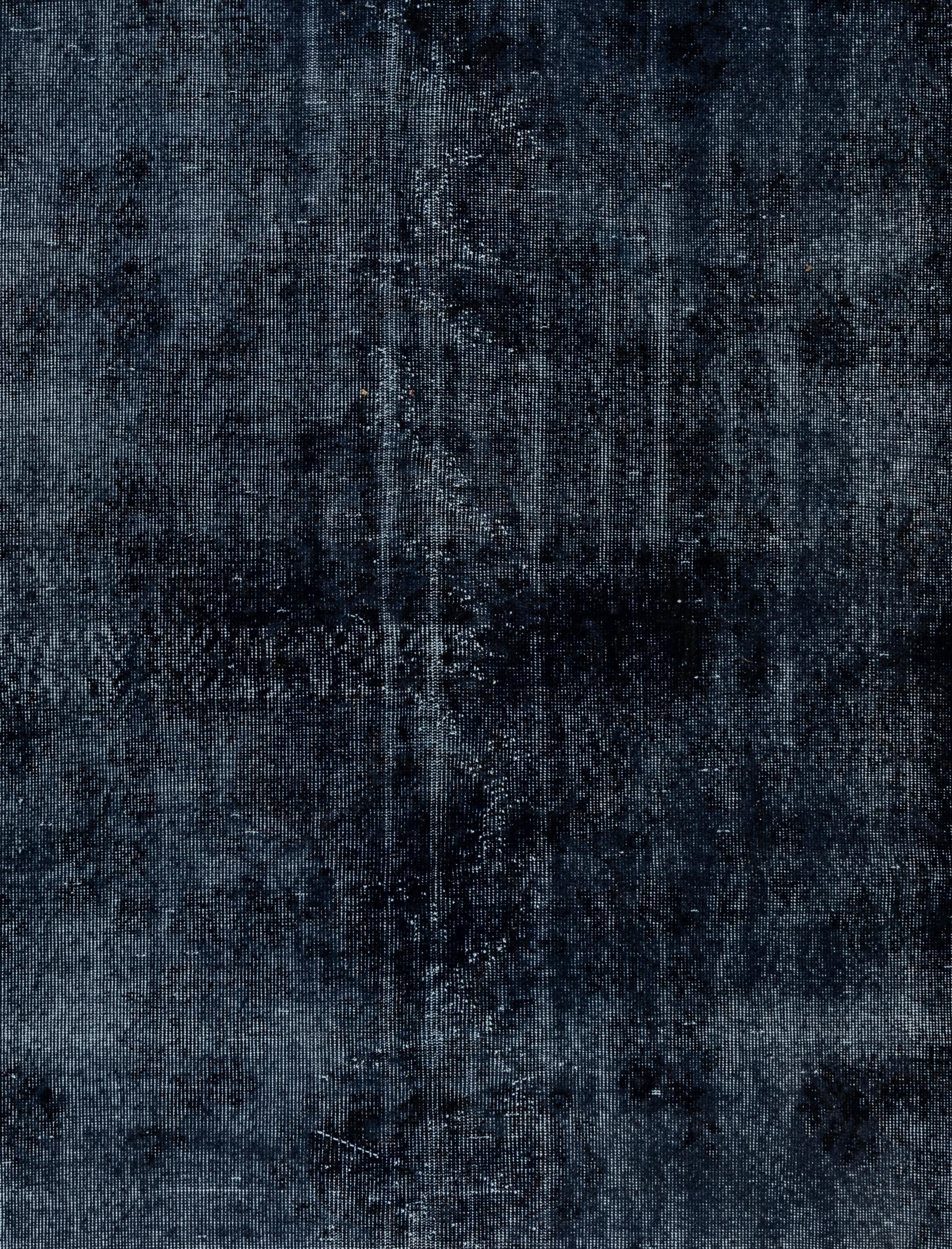 5.6x9.6 Fuß Vintage Handgefertigter Wollteppich in schlichtem Marineblau für Modern Interiors (Handgewebt) im Angebot