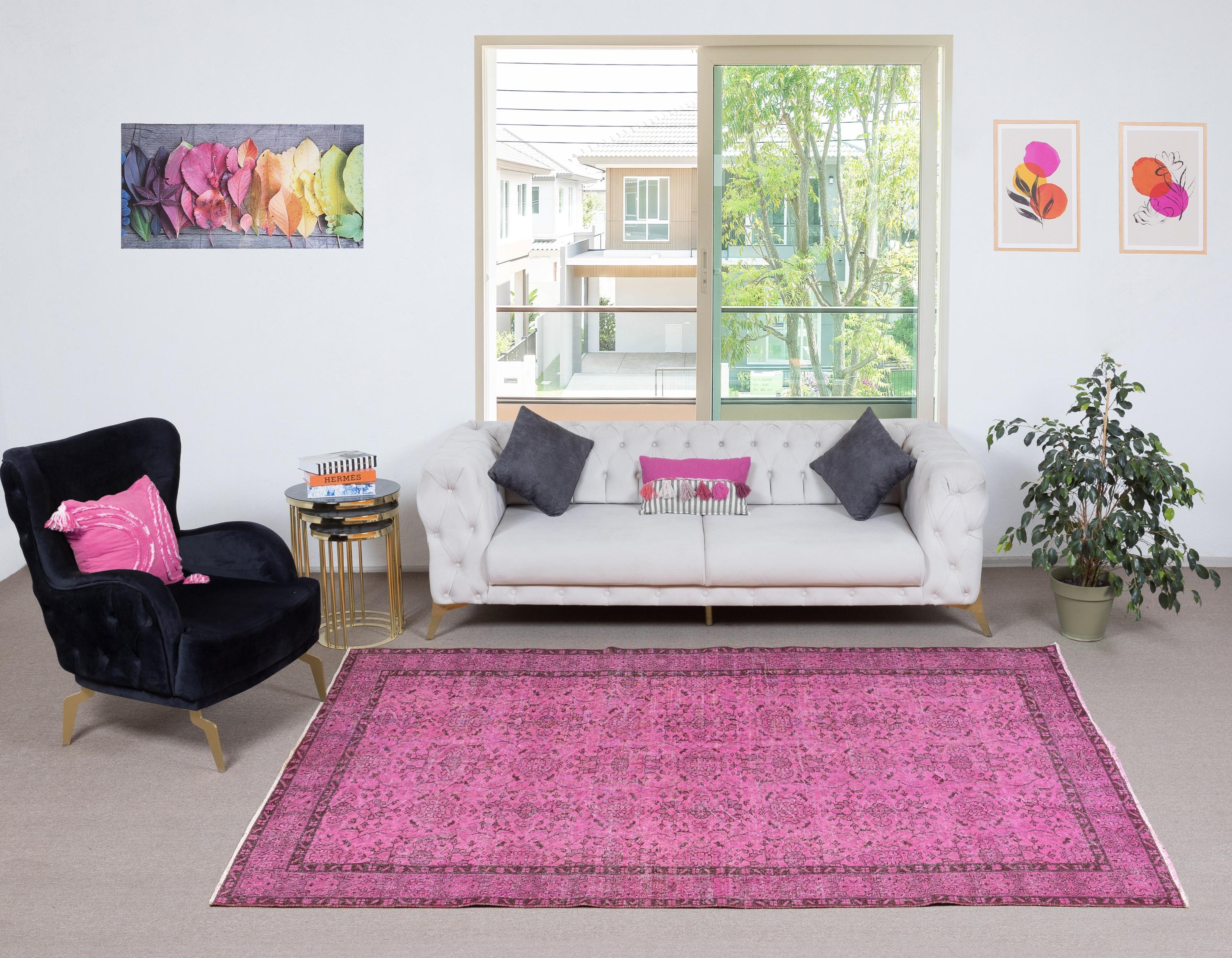 Unsere gefärbten Teppiche sind allesamt handgeknüpfte türkische Vintage-Teppiche, die in unserer Werkstatt sorgfältig restauriert und neu gestaltet wurden, damit sie zu einer breiten Palette von Einrichtungsstilen passen - von modern und