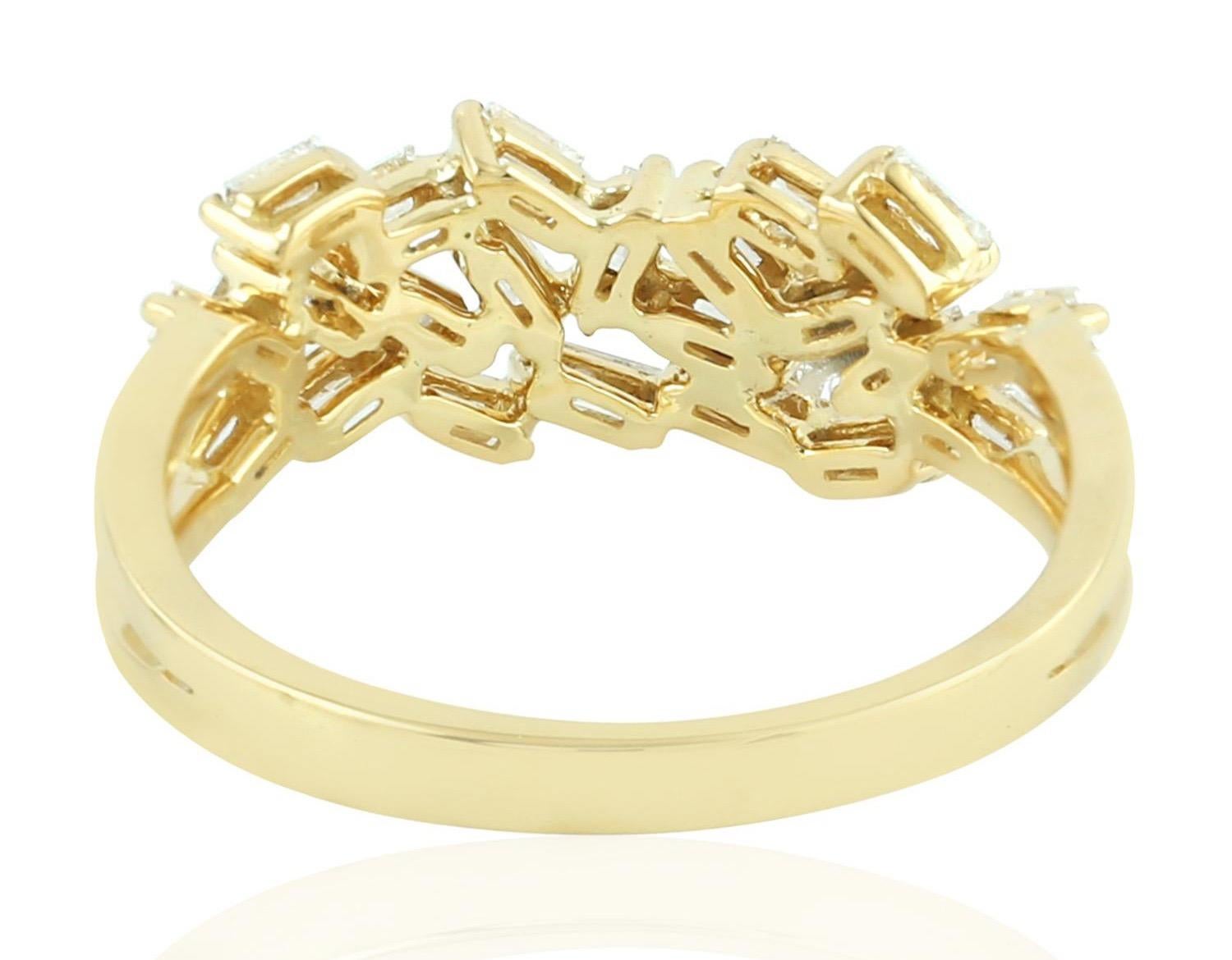 Contemporaneo Anello in oro 18 carati con diamante baguette da 0,57 carati in vendita