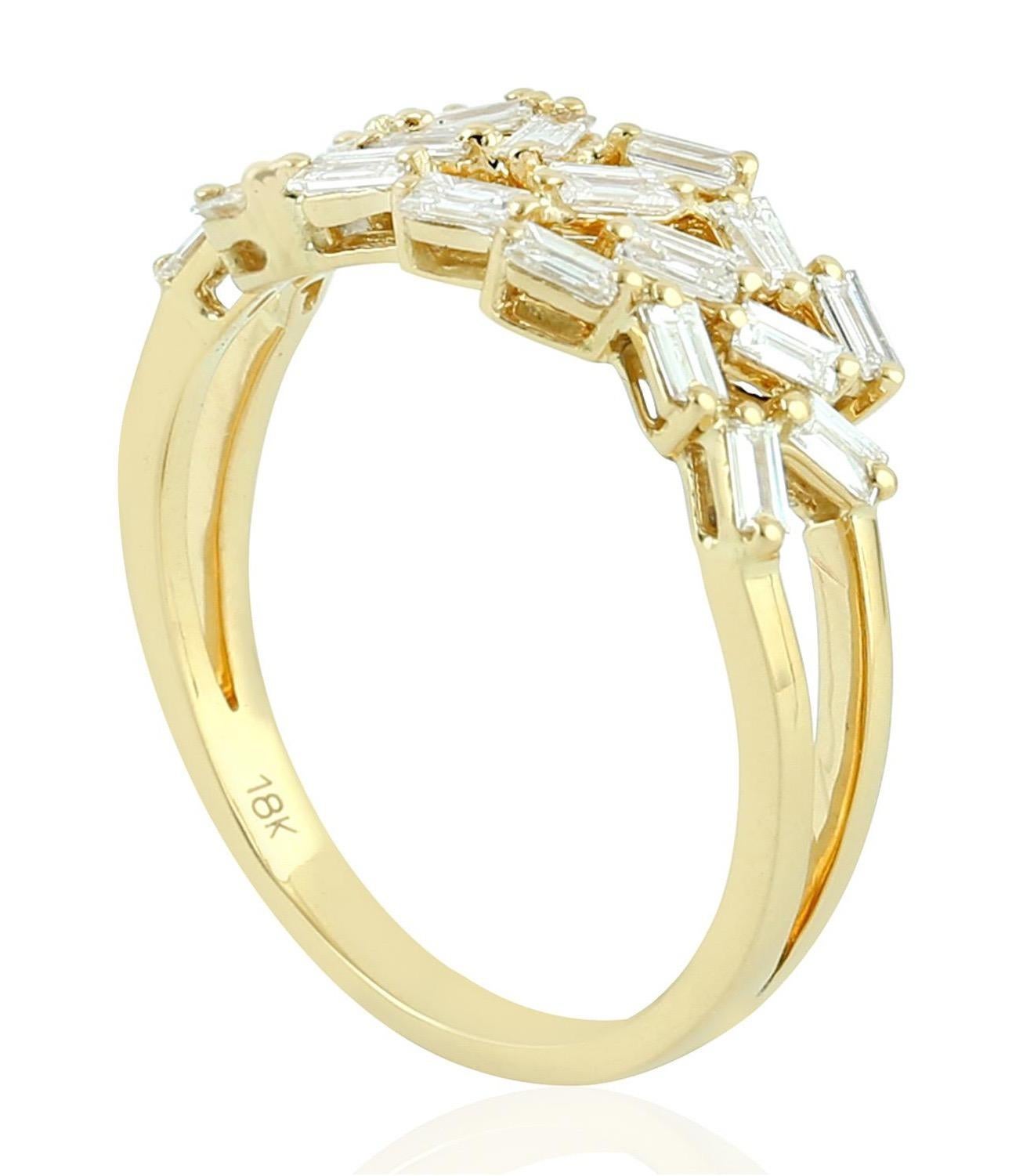 Taglio baguette Anello in oro 18 carati con diamante baguette da 0,57 carati in vendita