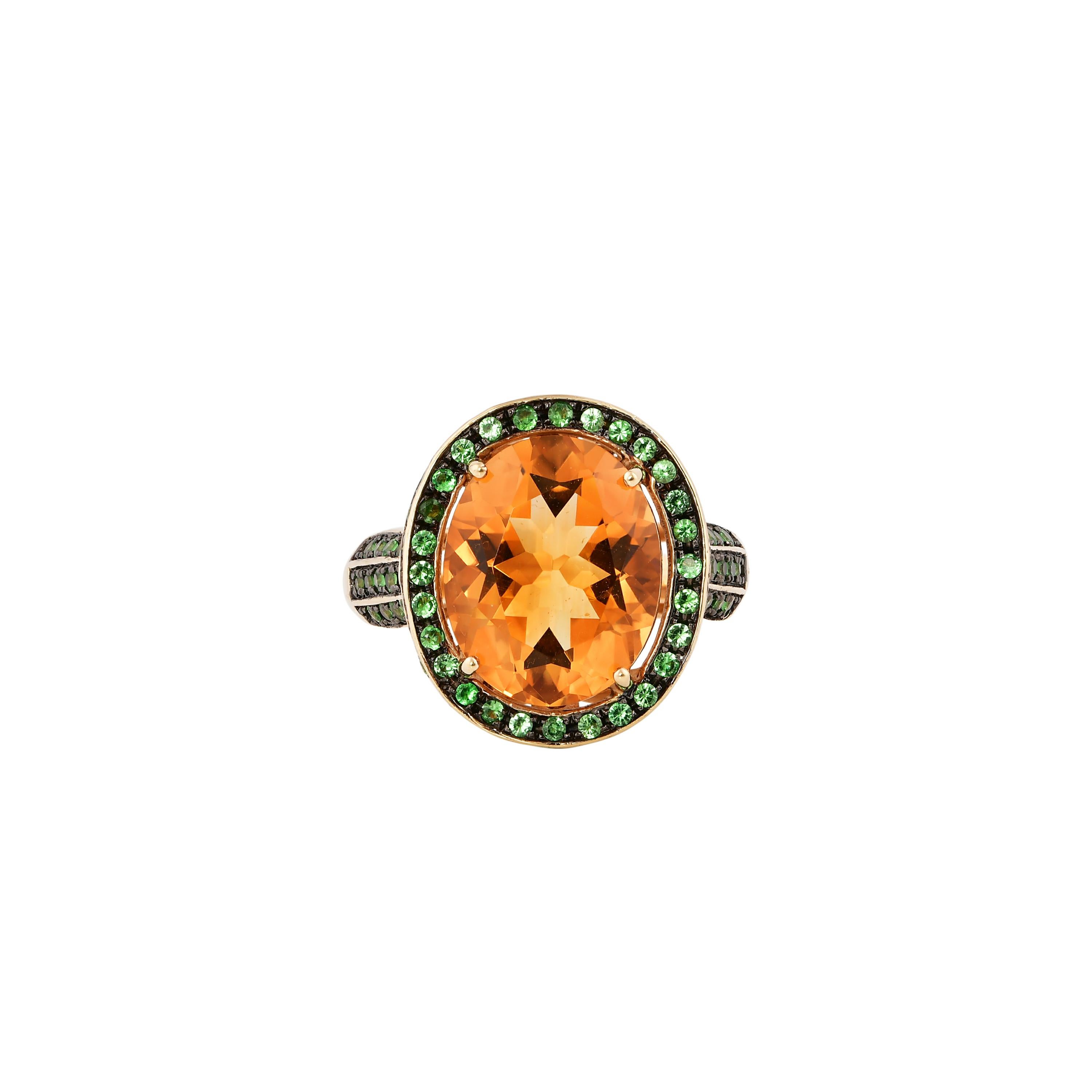 Ring aus 14 Karat Gelbgold mit 5.7 Karat Citrin, Tsavorit und Diamant (Ovalschliff) im Angebot
