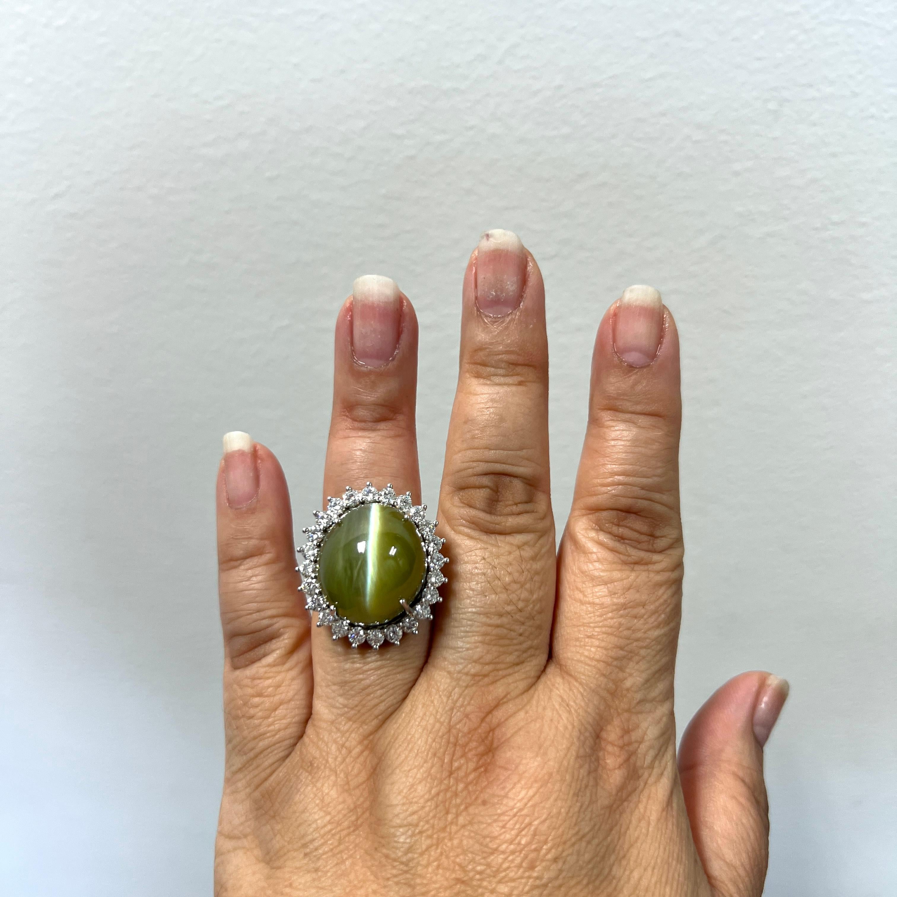 Precioso cabujón de crisoberilo ojo de gato amarillo verde grisáceo de 57,40 ct. con diamantes blancos redondos de buena calidad de 2,08 ct.  Hecho a mano en platino.  Anillo talla 7,5.