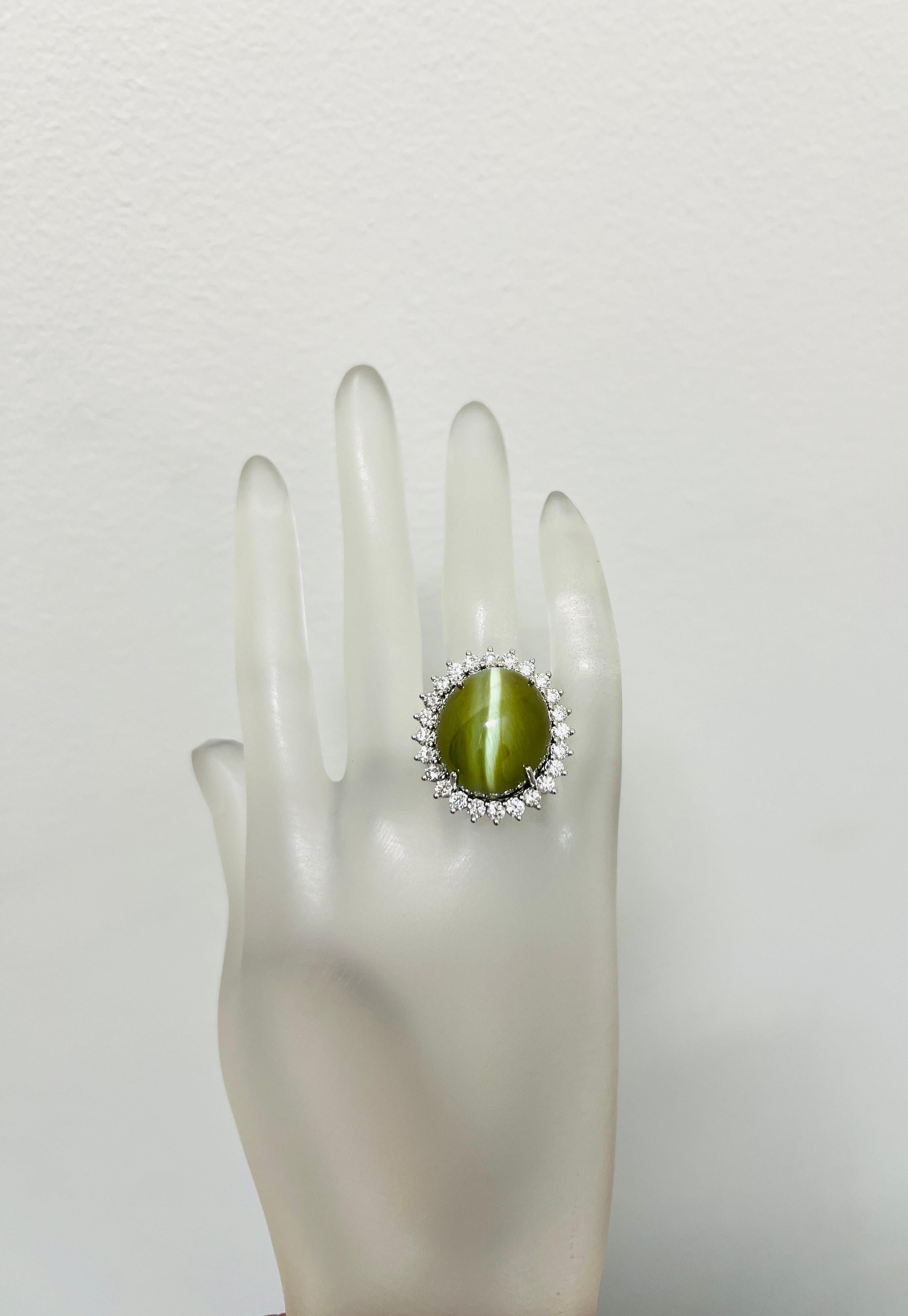 Anillo de Diamantes y Cabujón de Ojo de Gato Amarillo Verde Grisáceo de 57 Quilates en Platino en Nuevo estado para la venta en Los Angeles, CA