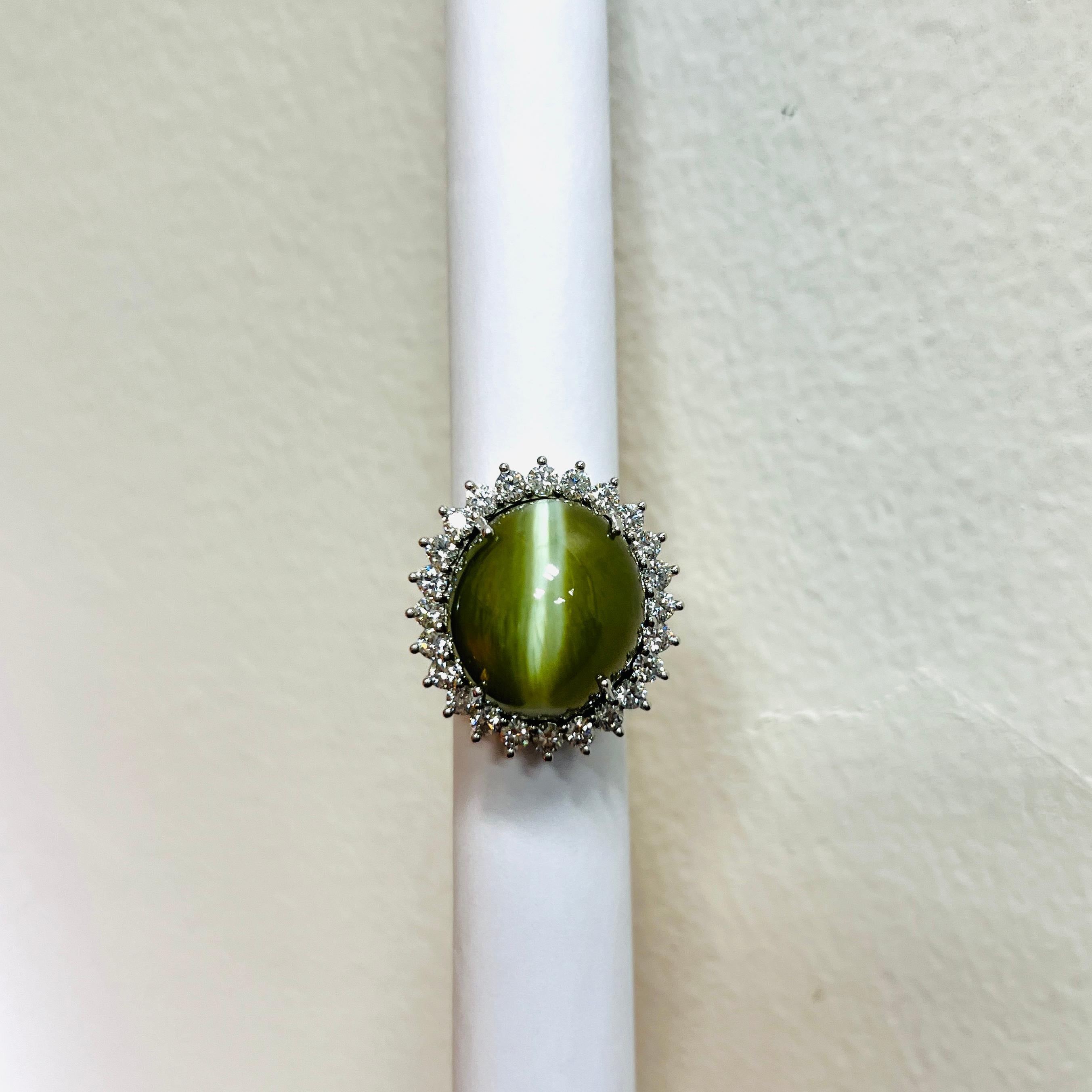 Femenino o masculino Anillo de Diamantes y Cabujón de Ojo de Gato Amarillo Verde Grisáceo de 57 Quilates en Platino en venta