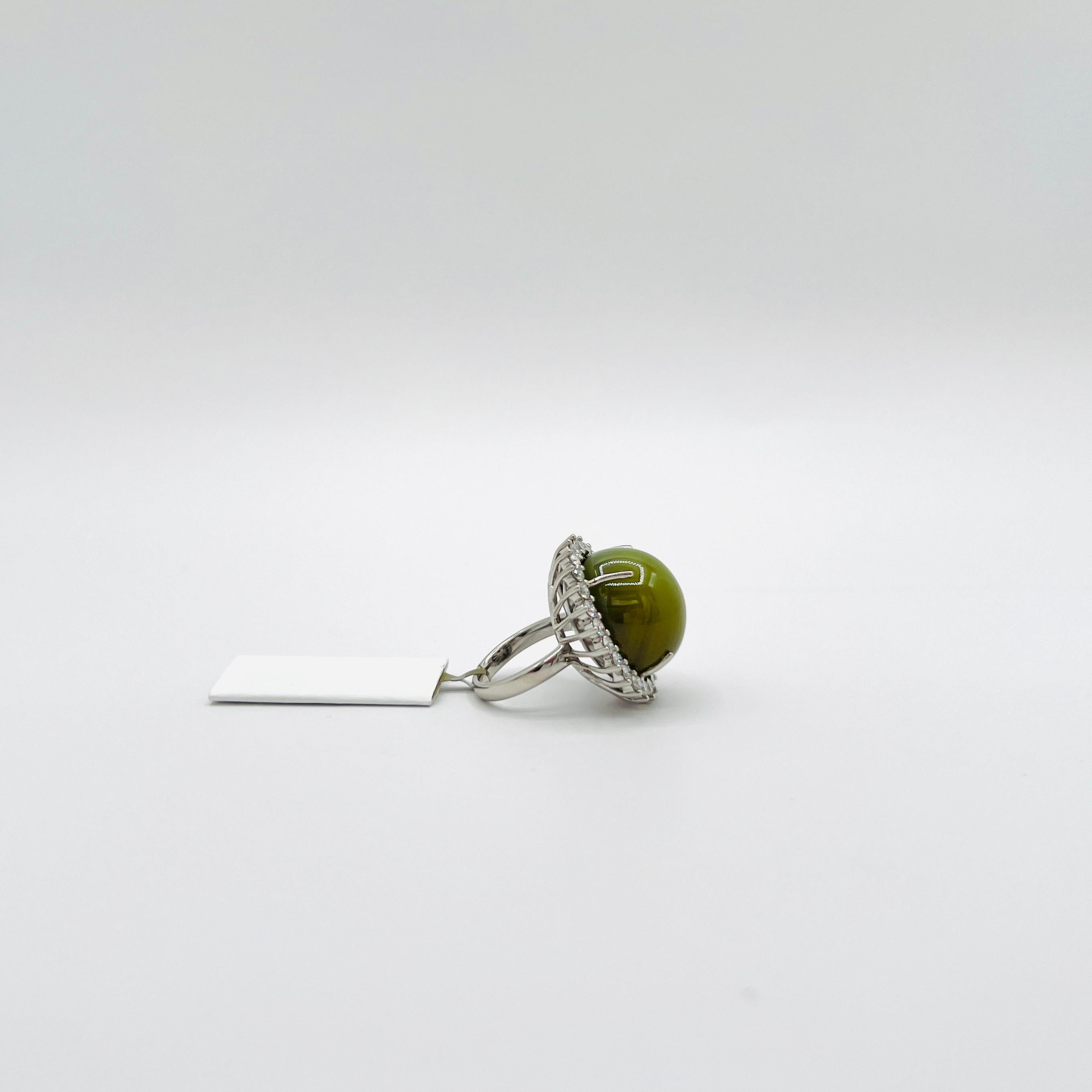 Anillo de Diamantes y Cabujón de Ojo de Gato Amarillo Verde Grisáceo de 57 Quilates en Platino en venta 1