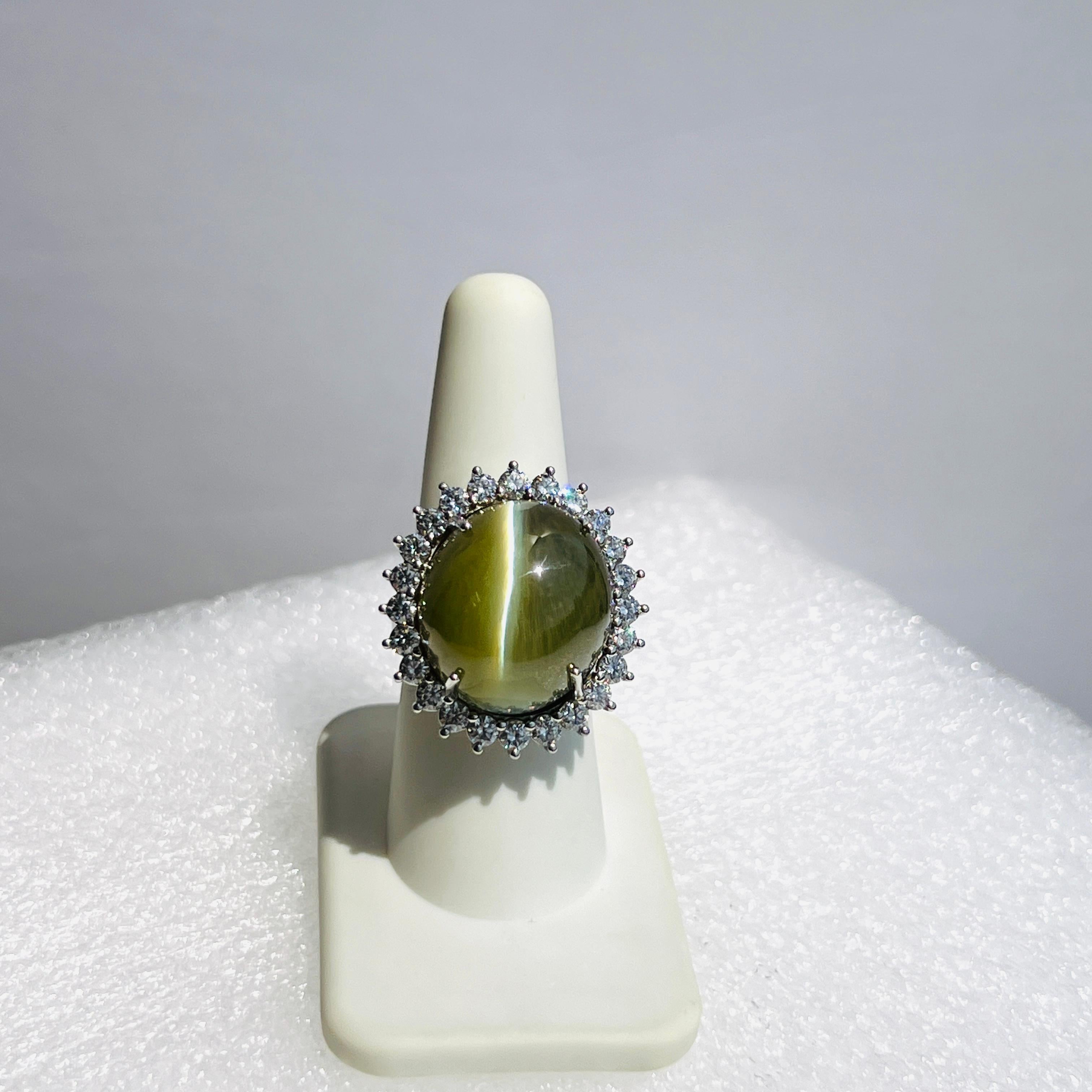 Anillo de Diamantes y Cabujón de Ojo de Gato Amarillo Verde Grisáceo de 57 Quilates en Platino en venta 3