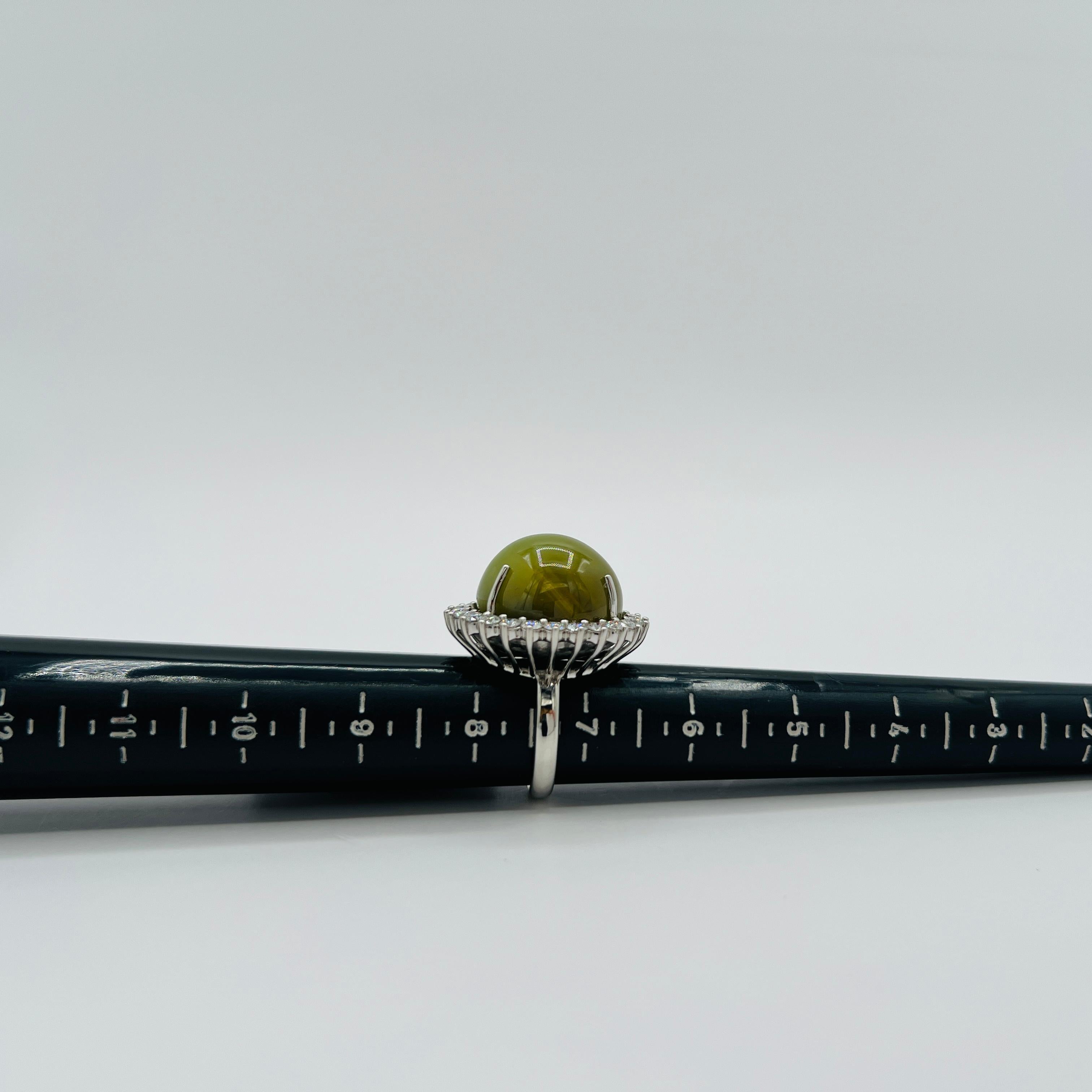 Anillo de Diamantes y Cabujón de Ojo de Gato Amarillo Verde Grisáceo de 57 Quilates en Platino en venta 4