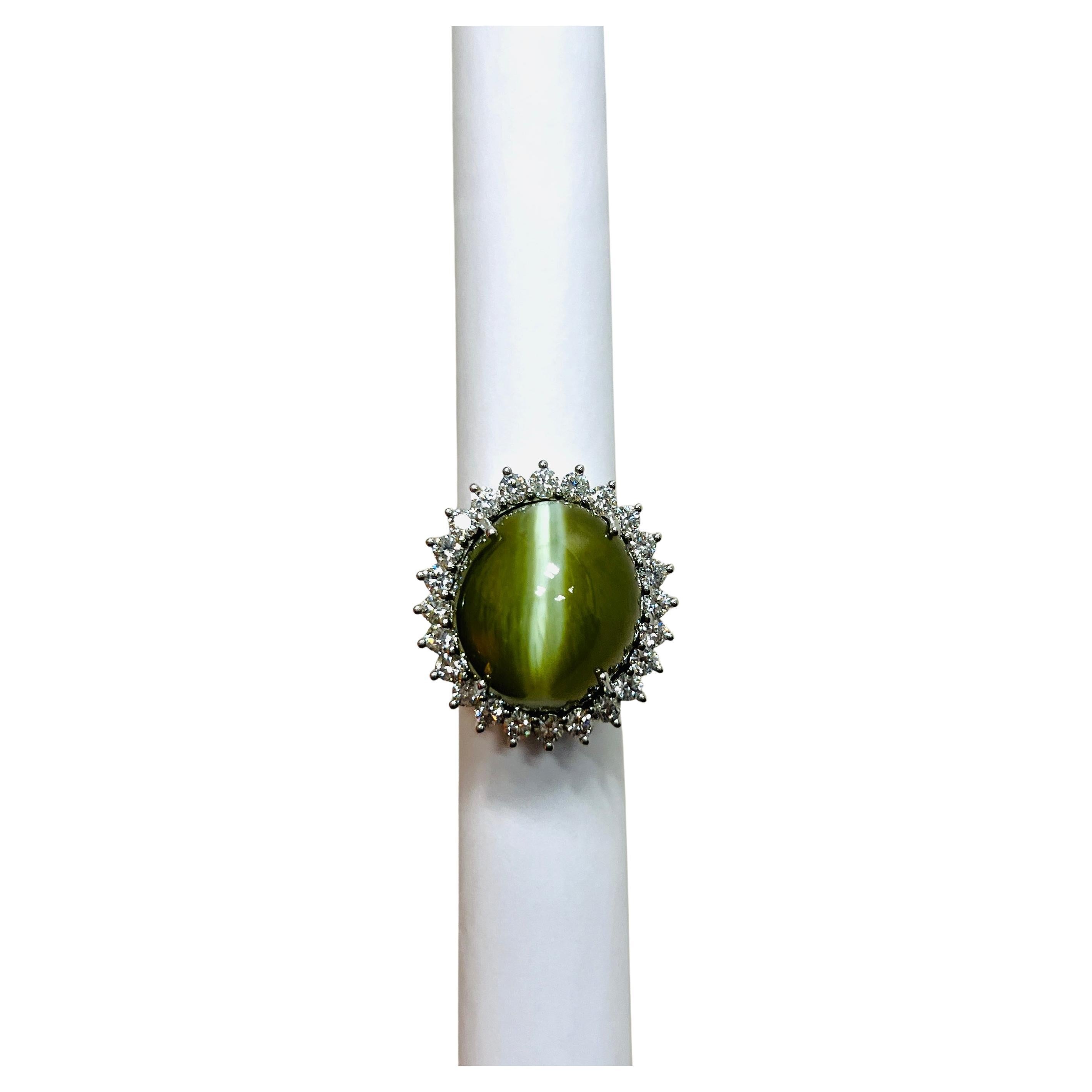 Anillo de Diamantes y Cabujón de Ojo de Gato Amarillo Verde Grisáceo de 57 Quilates en Platino en venta