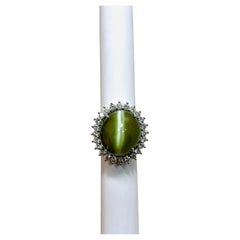 57 Carat Grayish Green Yellow Cats Eye Cabochon and Diamond Ring in Platinum (Bague en platine avec cabochon et diamant)