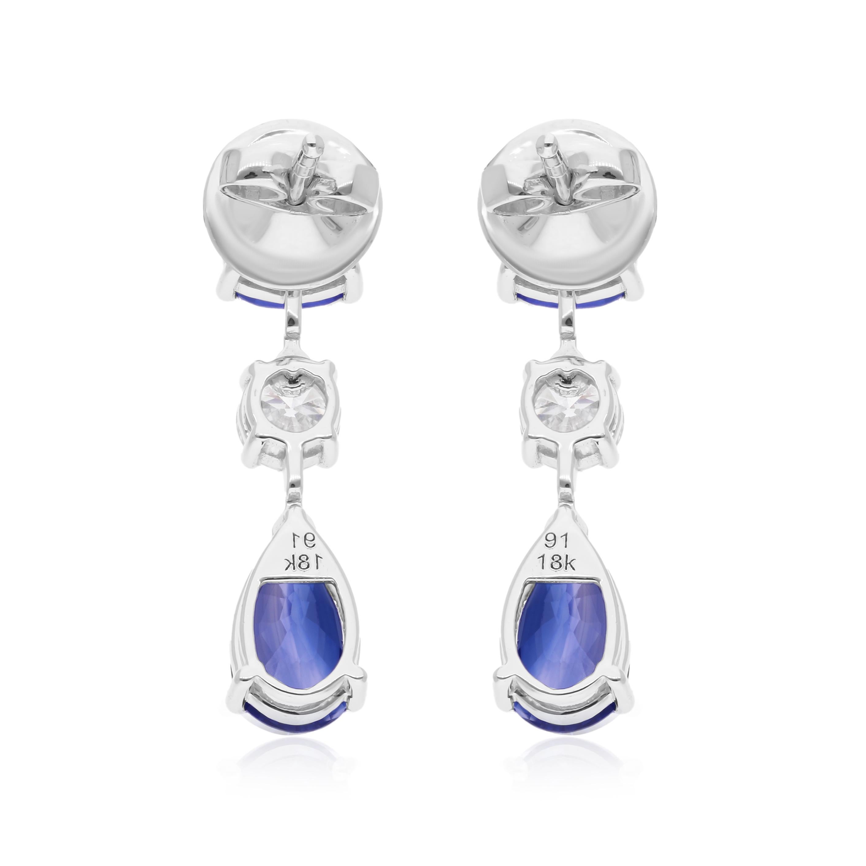 Pendants d'oreilles en or blanc 18 carats avec saphir bleu de 5,70 carats et diamants de 0,62 carat SI/H Neuf - En vente à Diera, Dubai