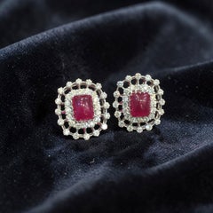 Ohrstecker aus 18-karätigem Gold mit Diamanten (5,70 Karat, F/VS1) und einem Rubin-Cabochon (11,60 Karat)