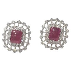 Ohrstecker aus 18-karätigem Gold mit Diamanten (5,70 Karat, F/VS1) und einem Rubin-Cabochon (11,60 Karat)