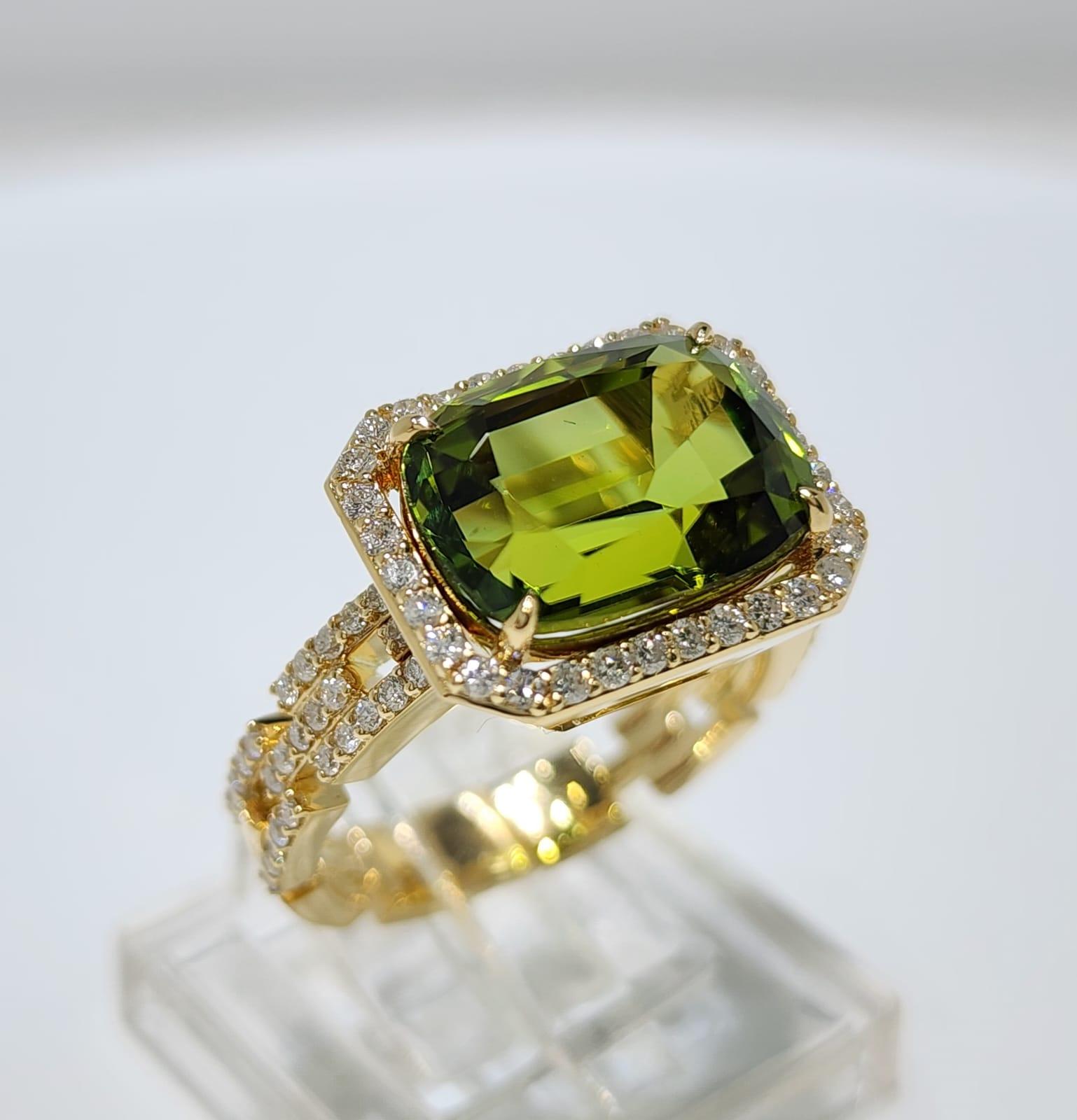 Contemporary 5.70 Carat Green Tourmaline and Diamond Ring in 18K Yellow Gold