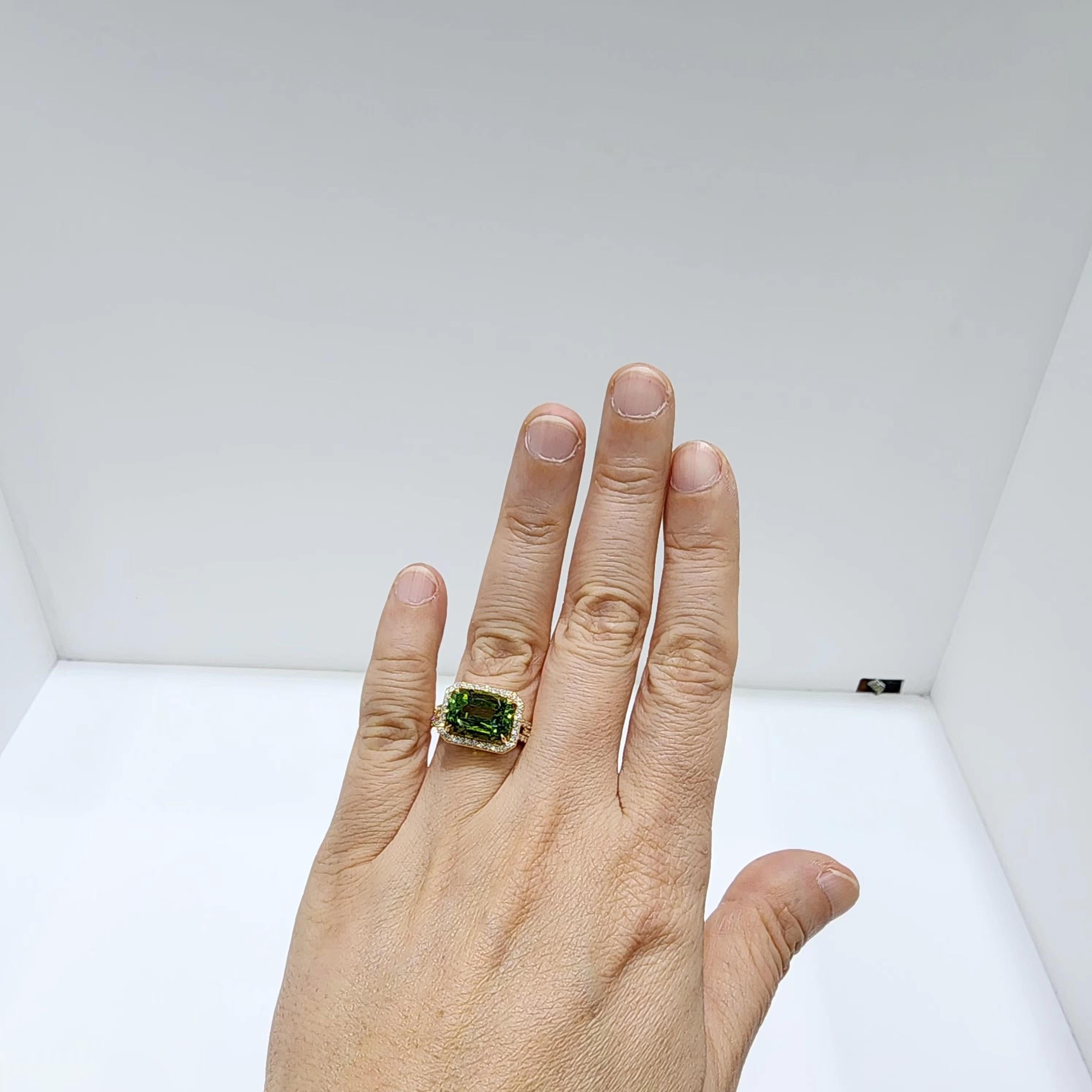 5.70 Carat Green Tourmaline and Diamond Ring in 18K Yellow Gold In New Condition In Hong Kong, HK