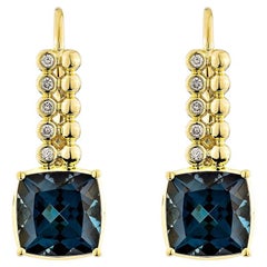 Sunita Nahata London Blauer Topas 5.70 Karat. Tropfenohrring aus 18KYG mit Diamant.