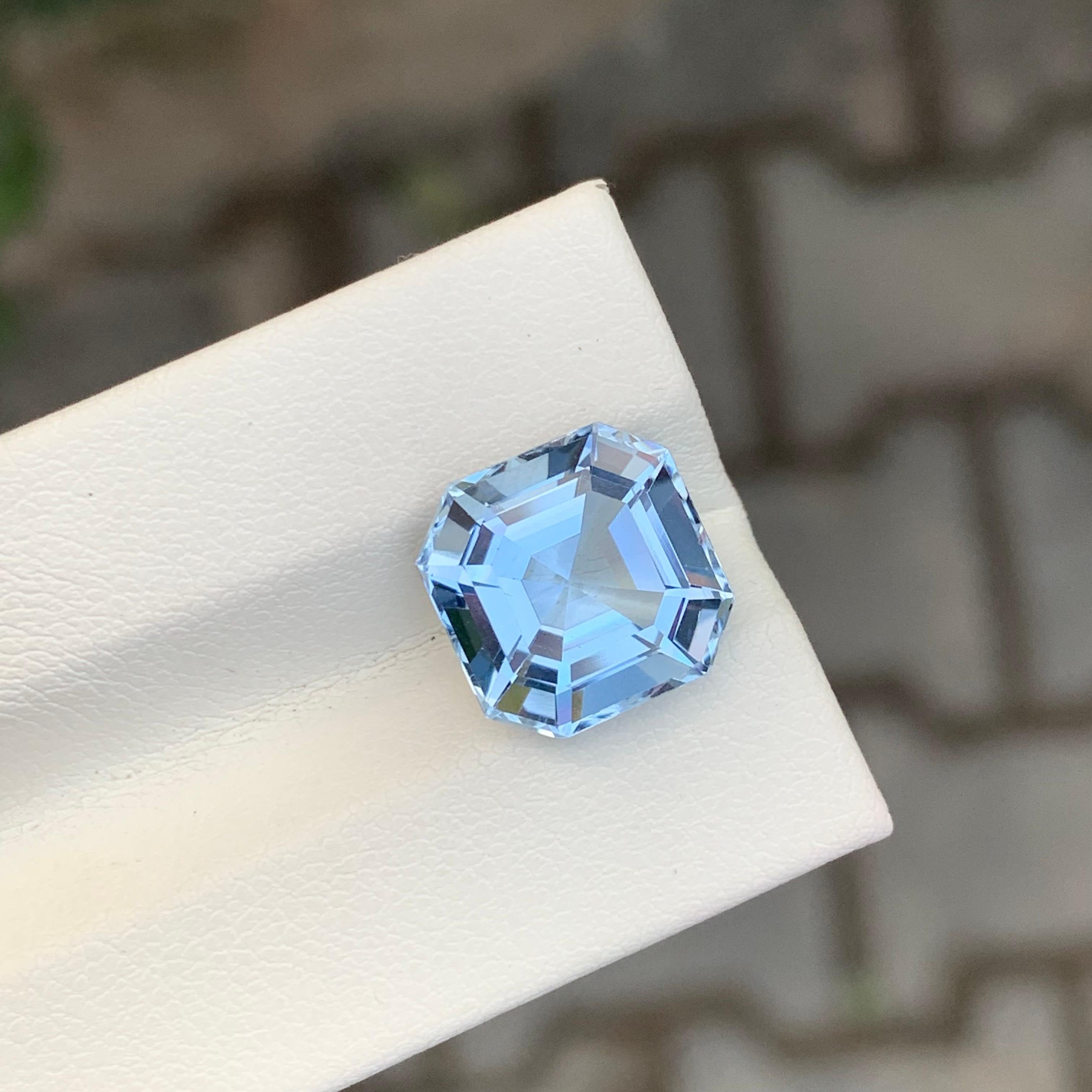 Arts and Crafts 5.70 Carat Lovely Loose Aquamarine Goshenite Square Shape Gem For Sale