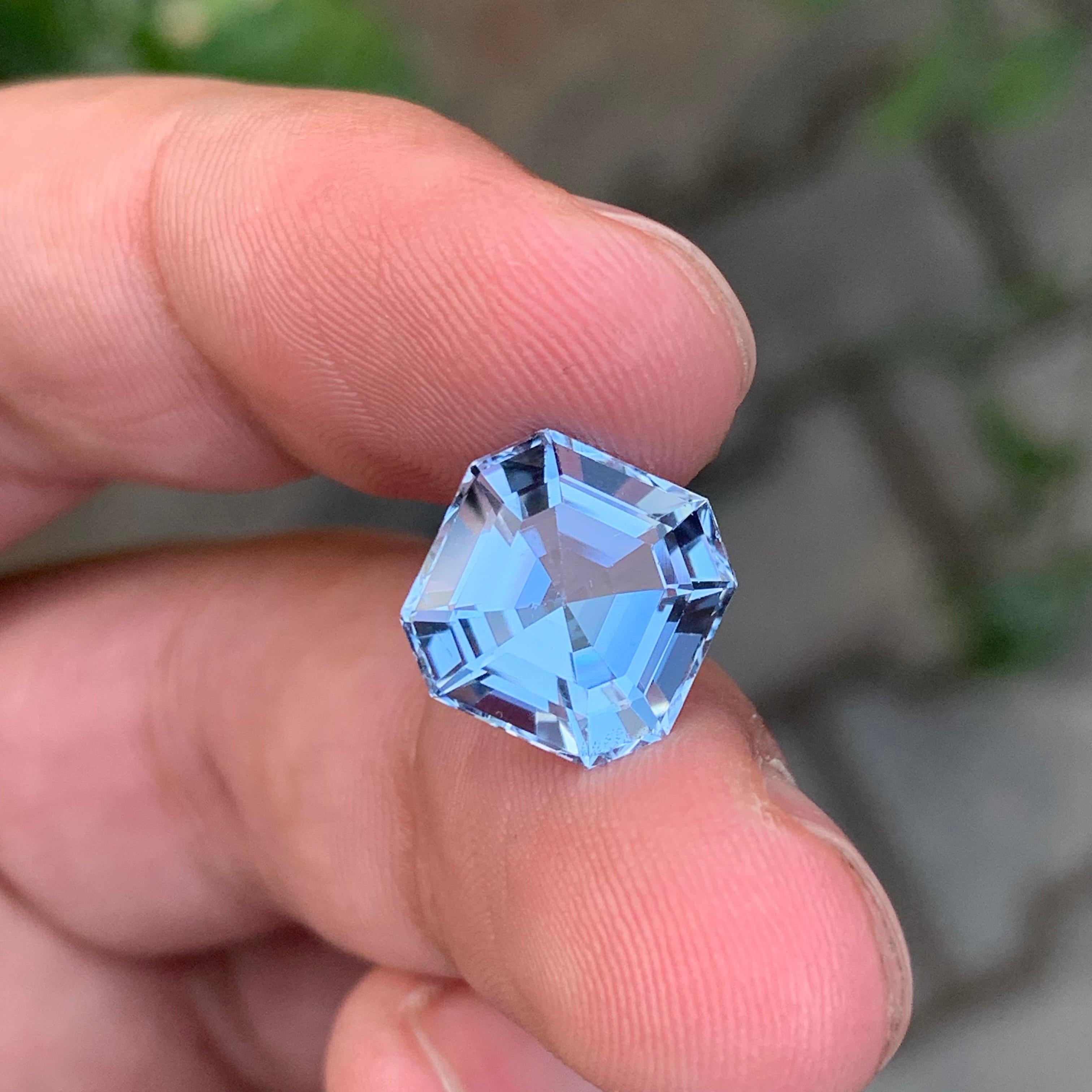 Square Cut 5.70 Carat Lovely Loose Aquamarine Goshenite Square Shape Gem For Sale