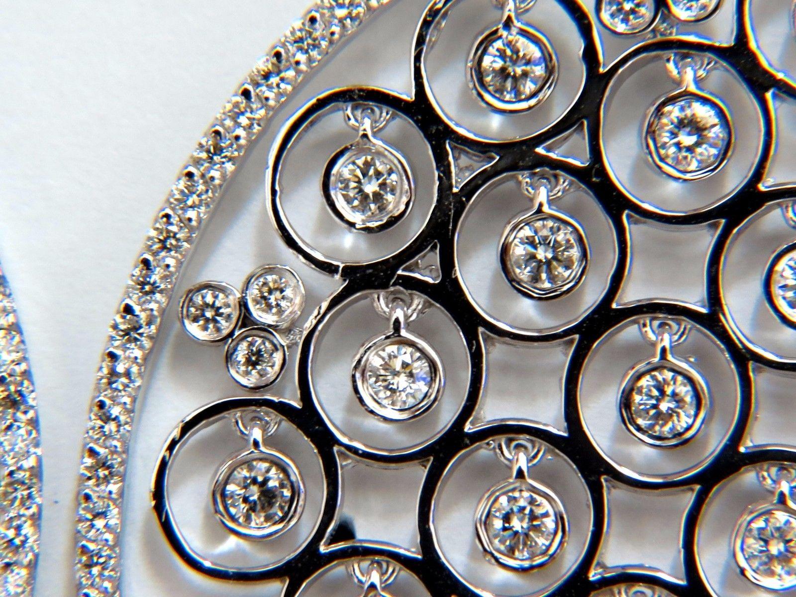 Kreisförmige Diamant-Ohrringe.

5.70cts von natürlichen runden Diamanten: 

F/G-Farbe, Vs-2  klarheit.

14kt. Weißgold

27.3 Gramm.

Ohrringe messen: 2,4 Zoll lang

1.76 Zoll Durchmesser (Kreis)

.54 Zoll Durchmesser (Bogen)

Bequemer