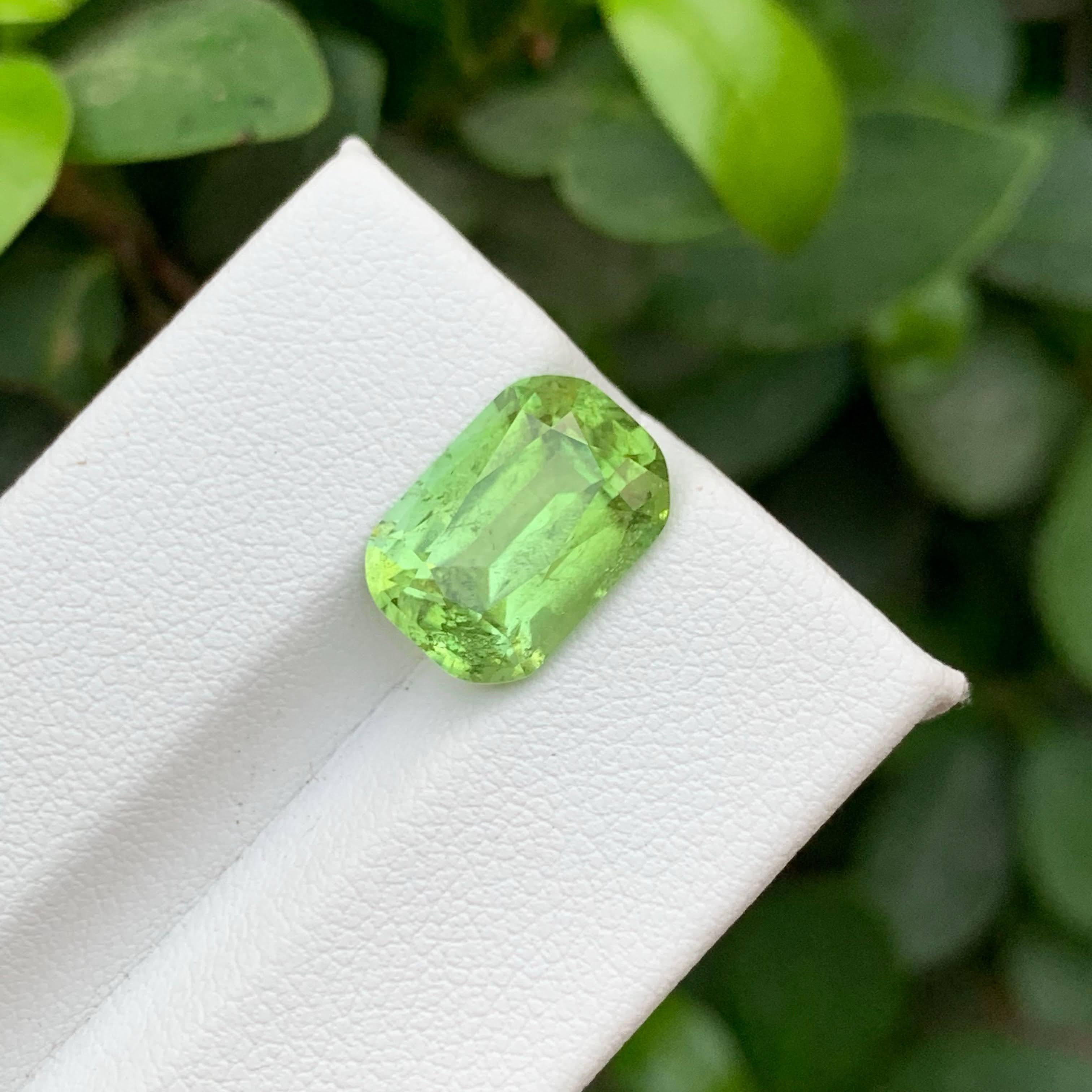 5.70 Karat Natürlicher loser Apfelgrüner Peridot Cushion-Schliff Pakistanischer Edelstein (Kissenschliff) im Angebot