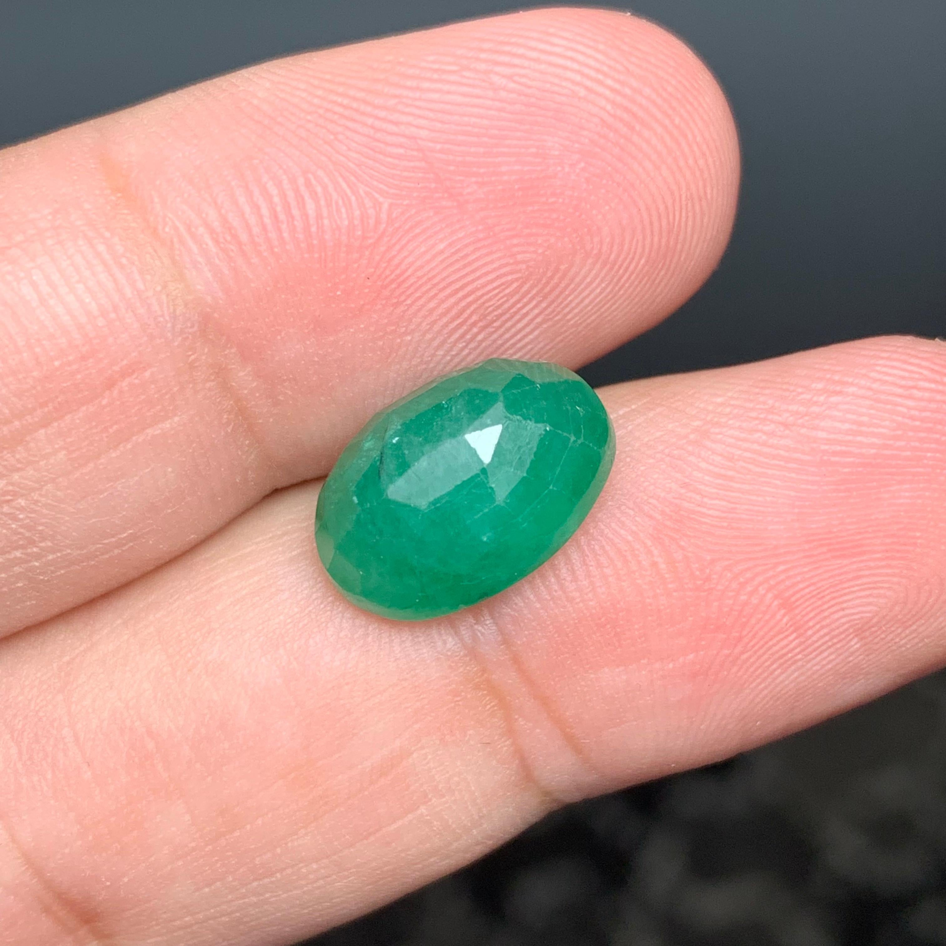 5.70 Carat Natural Loose Emerald Oval Shape Gem For Jewellery Making  In New Condition For Sale In Peshawar, PK