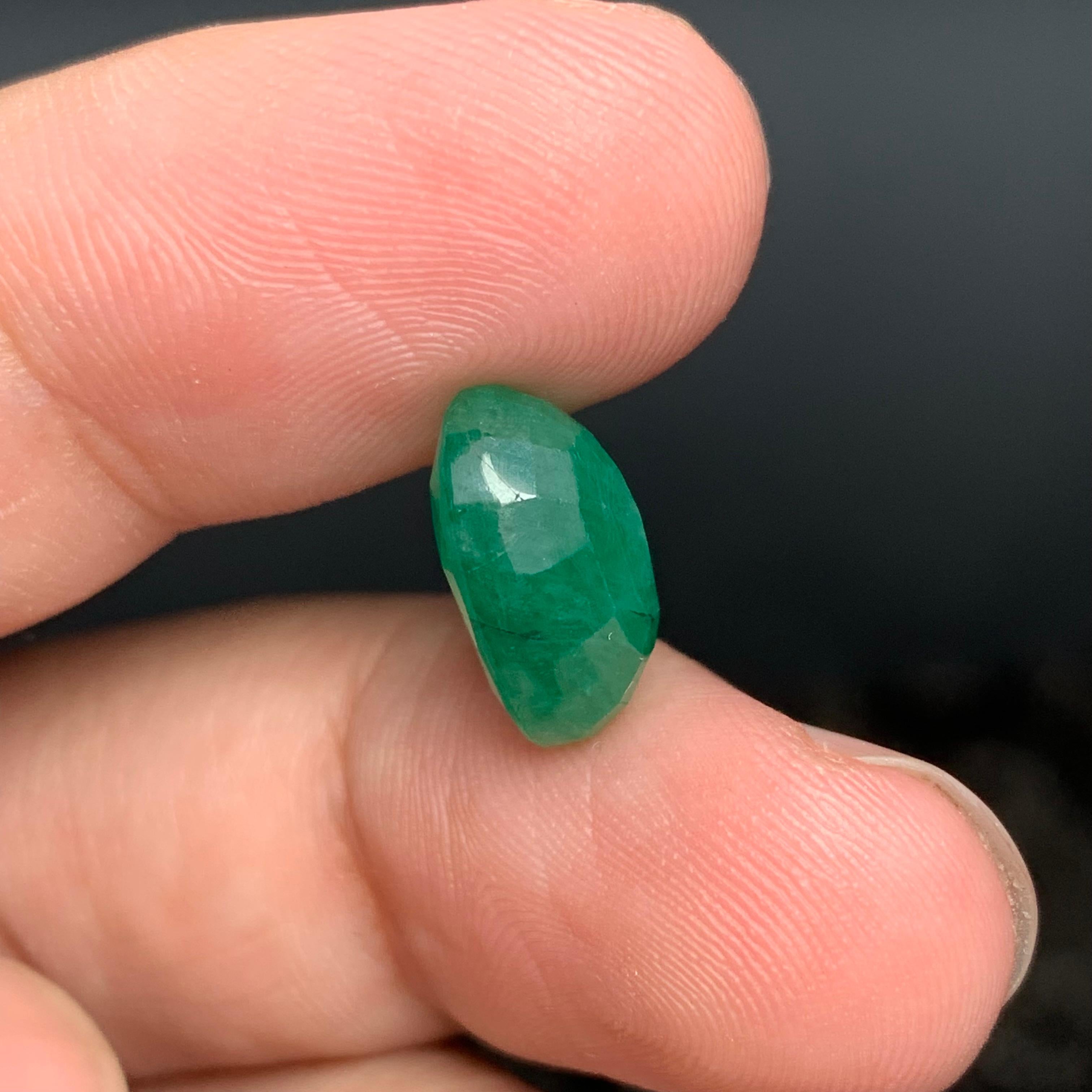 5.70 Carat Natural Loose Emerald Oval Shape Gem For Jewellery Making  For Sale 1