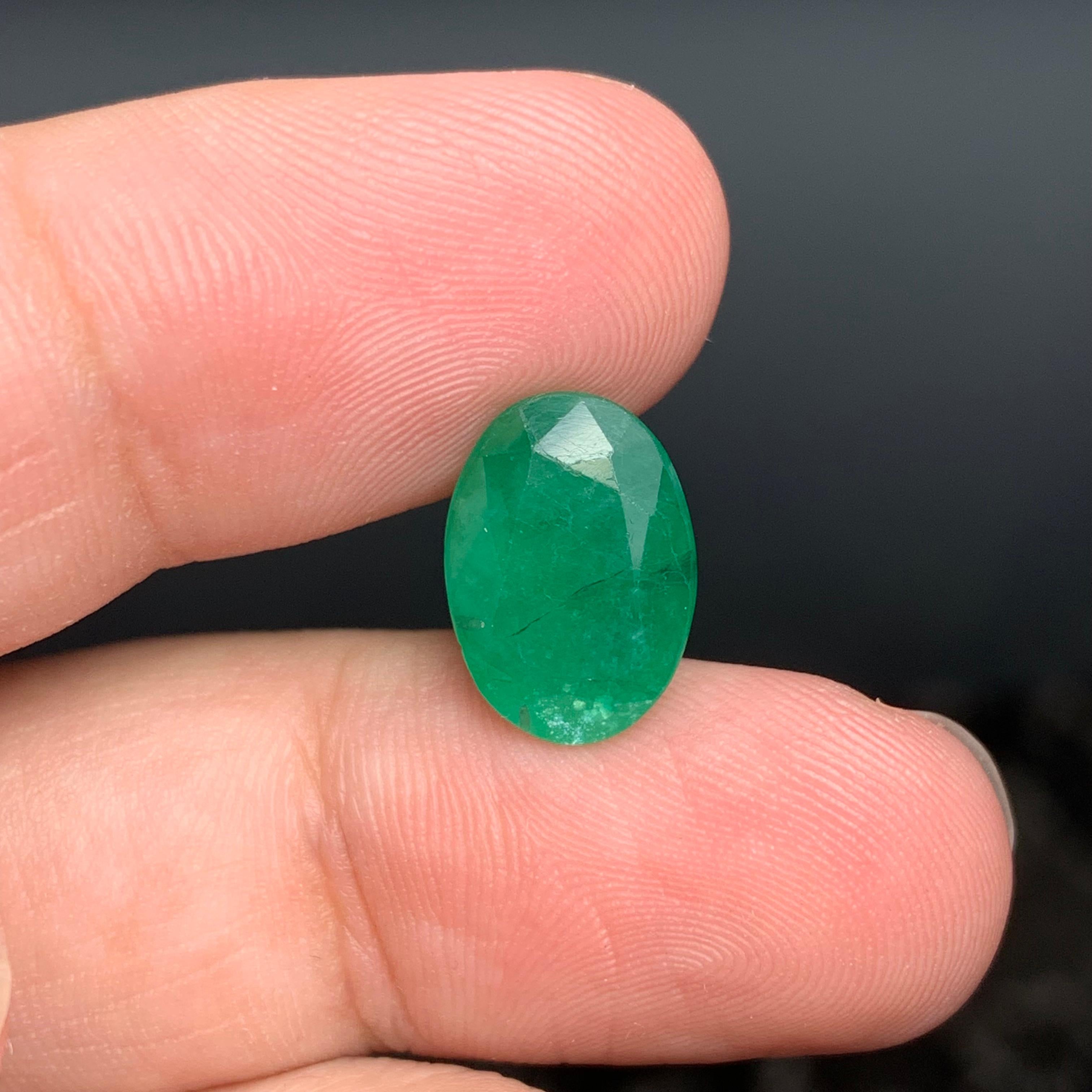 5.70 Carat Natural Loose Emerald Oval Shape Gem For Jewellery Making  For Sale 2