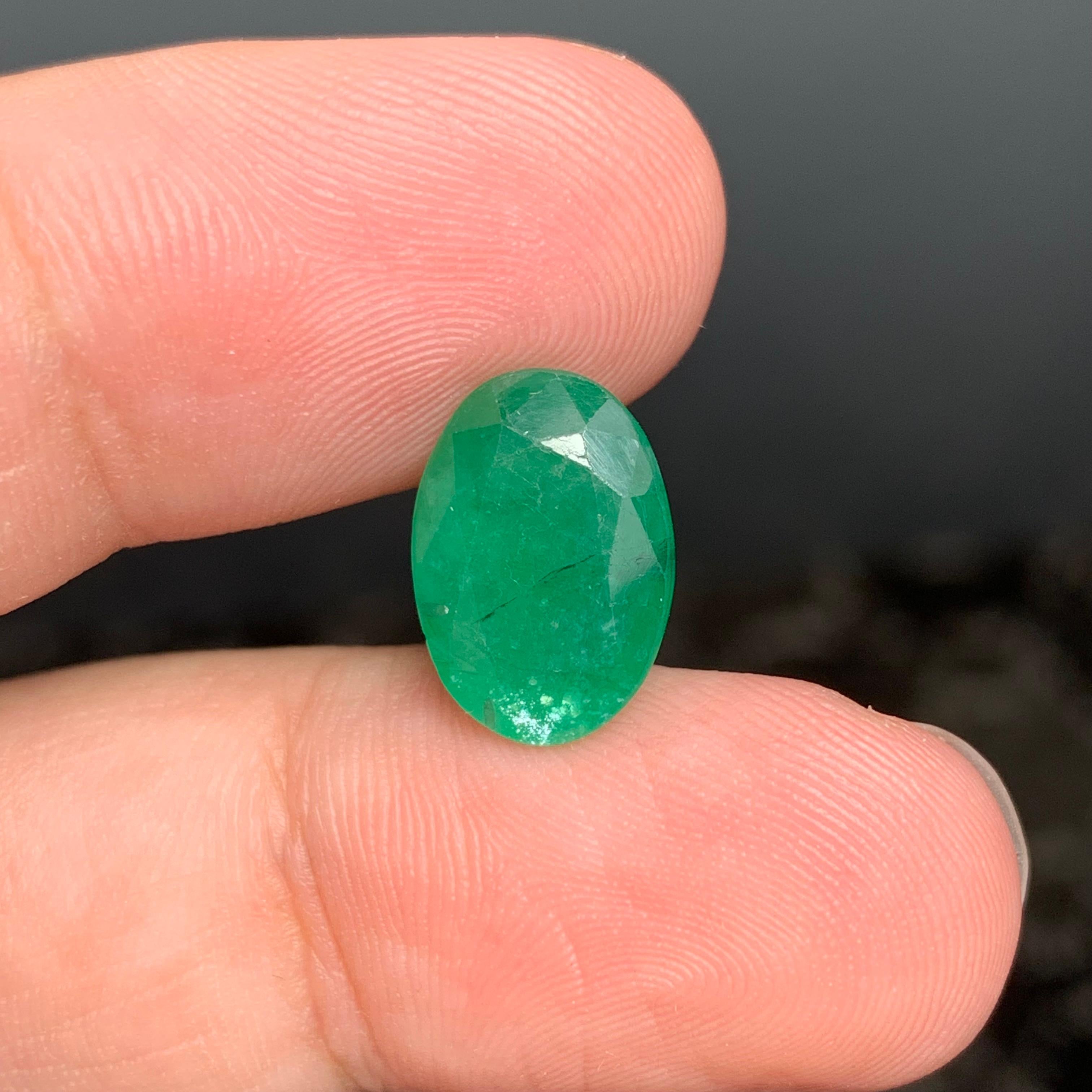 5.70 Carat Natural Loose Emerald Oval Shape Gem For Jewellery Making  For Sale 3