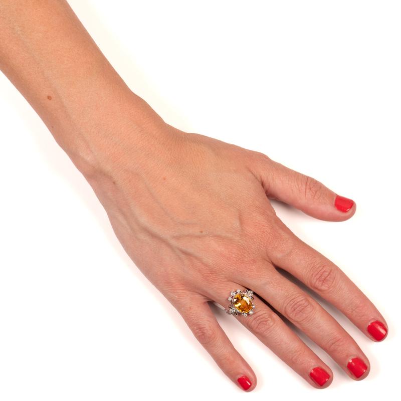Anillo de zafiro talla oval naranja-amarillo de 5,70 quilates con acento de diamante de 0,20 quilates en Nuevo estado para la venta en Houston, TX