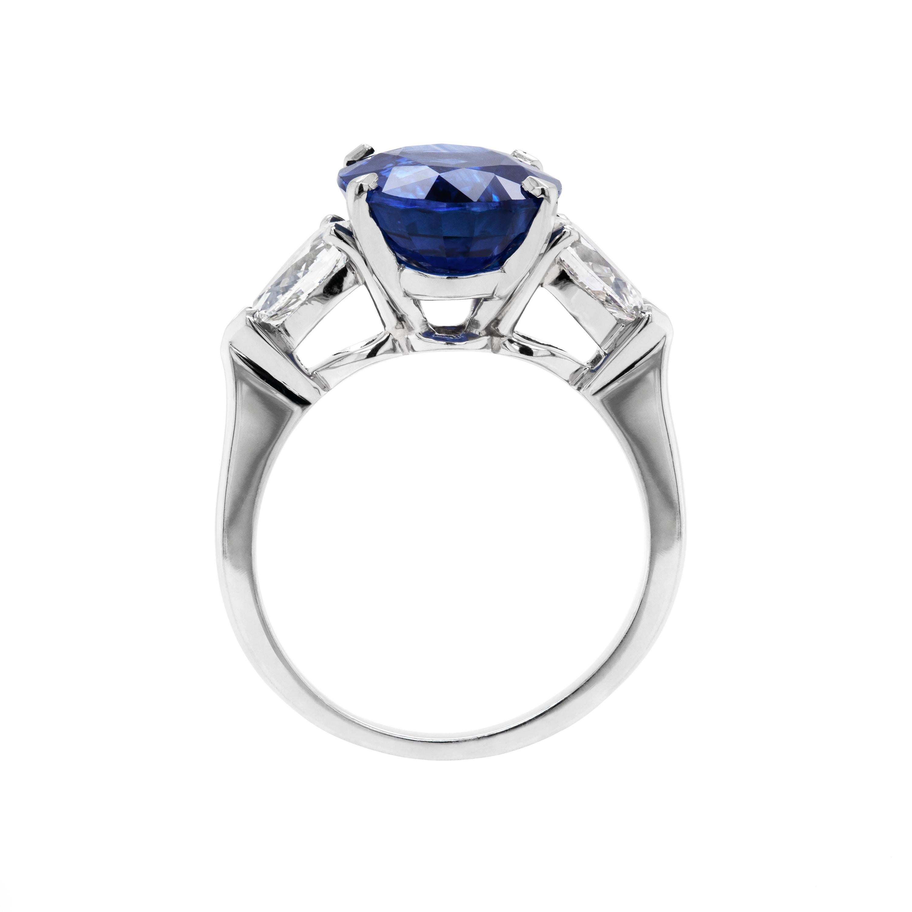 Moderne Bague de fiançailles en platine avec saphir bleu ovale de 5,70 carats et diamants en vente