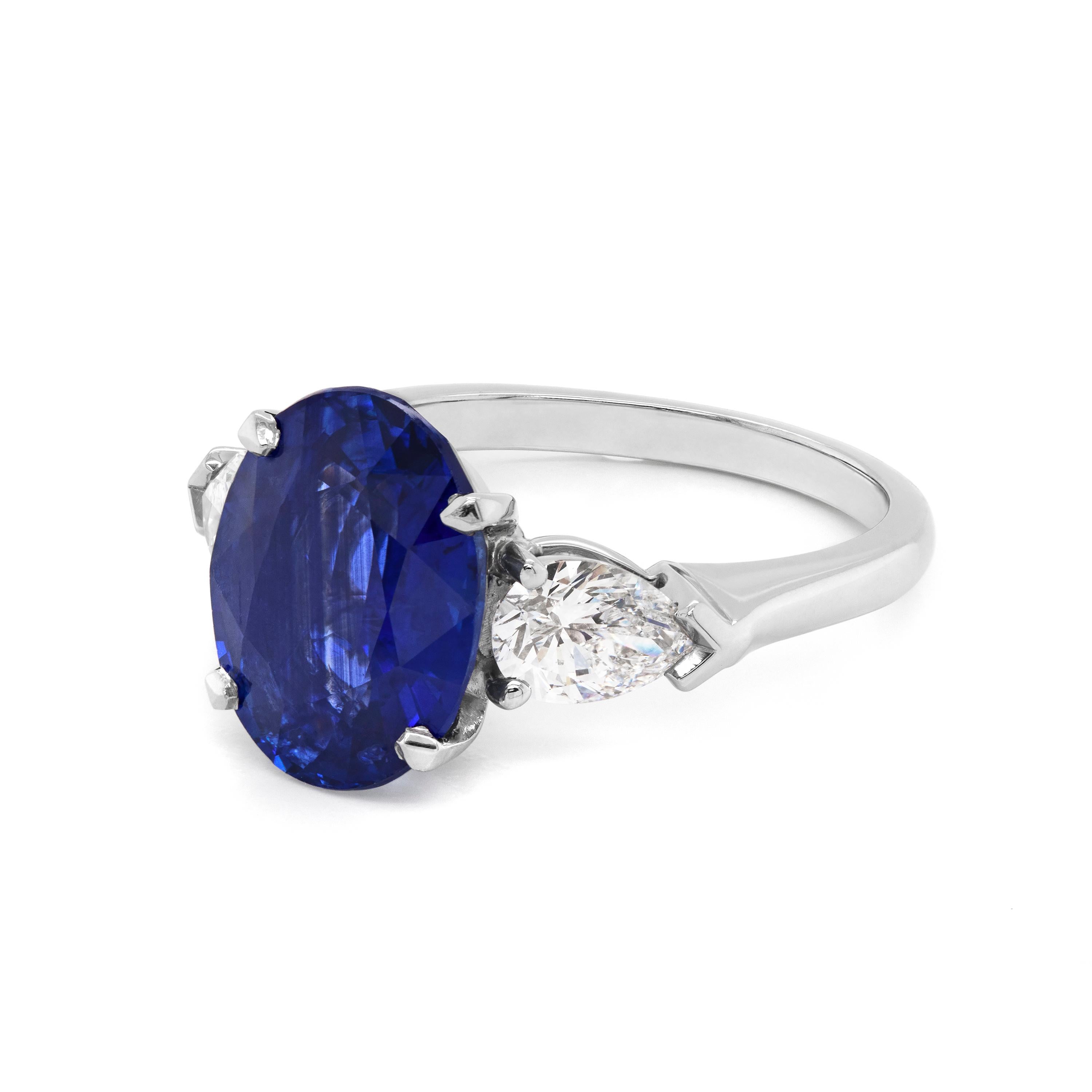 Taille ovale Bague de fiançailles en platine avec saphir bleu ovale de 5,70 carats et diamants en vente