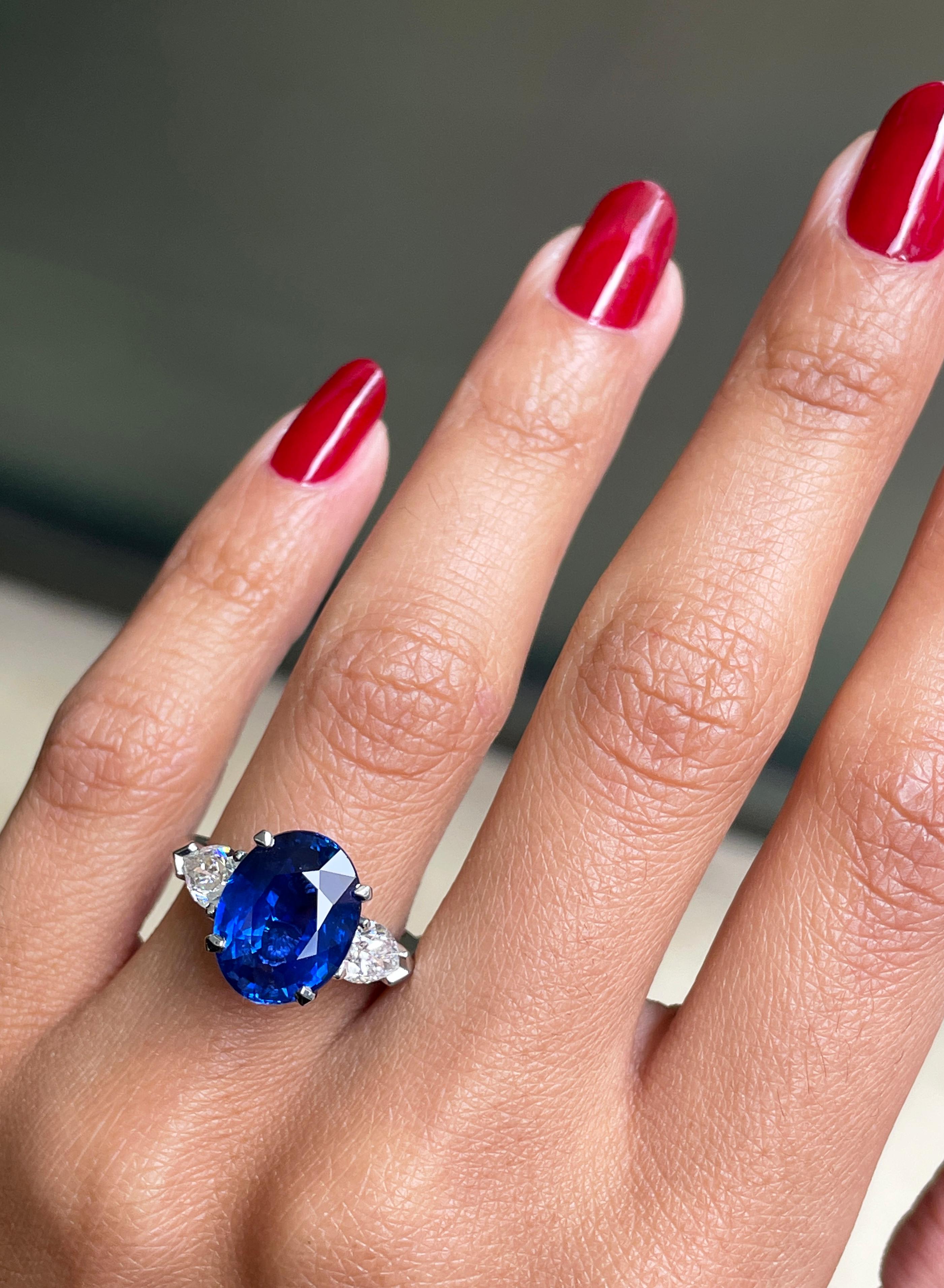 Bague de fiançailles en platine avec saphir bleu ovale de 5,70 carats et diamants Pour femmes en vente