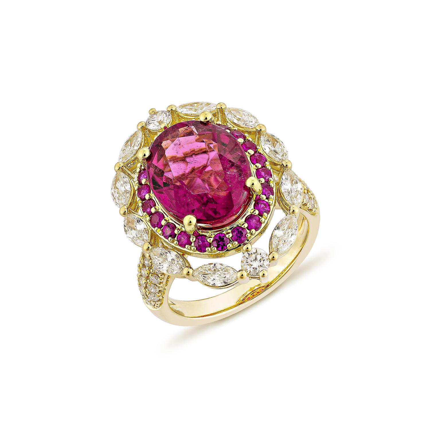 Contemporary 5.70 Carat Rubellite Cocktail Ring in 18Karat Yellow Gold with Ruby and Diamond. For Sale