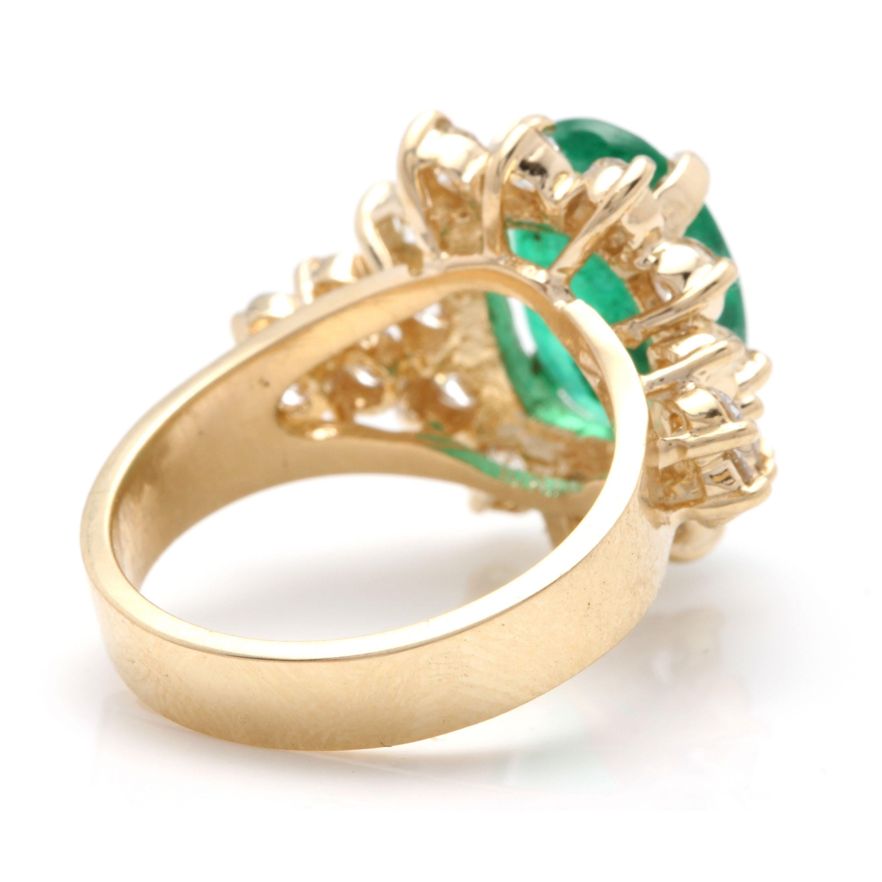5.70 Carat Natural Emerald and Diamond 14 Karat Solid Yellow Gold Ring In New Condition For Sale In Los Angeles, CA